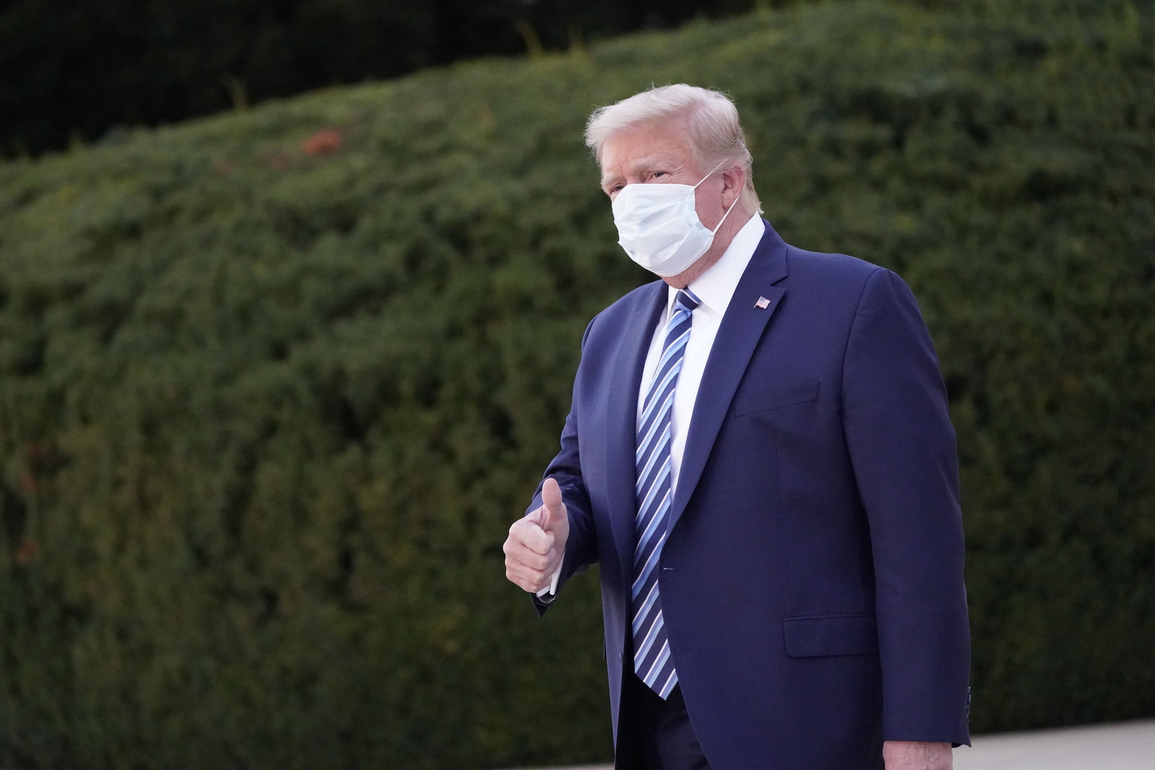 Trump usando mascarilla 
