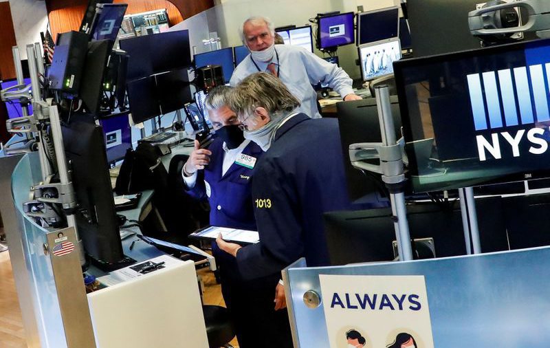 Wall Street cierra en baja después de que Mnuchin reduce esperanzas por estímulos en EEUU
