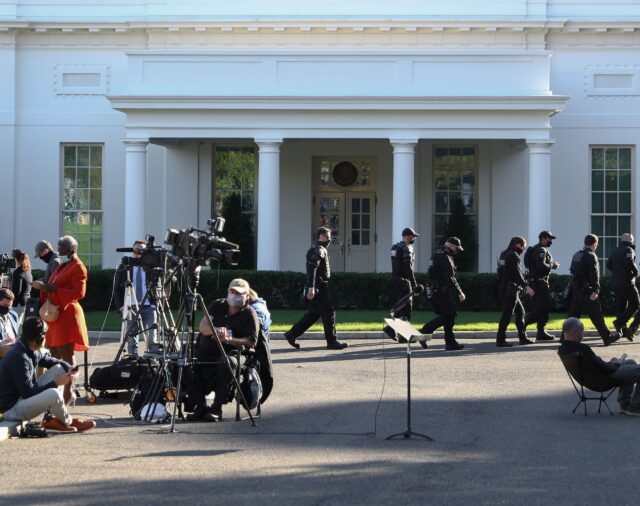 Asesor de Joe Biden: “El gobierno de los Estados Unidos es perfectamente capaz de escoltar a los intrusos fuera de la Casa Blanca”
