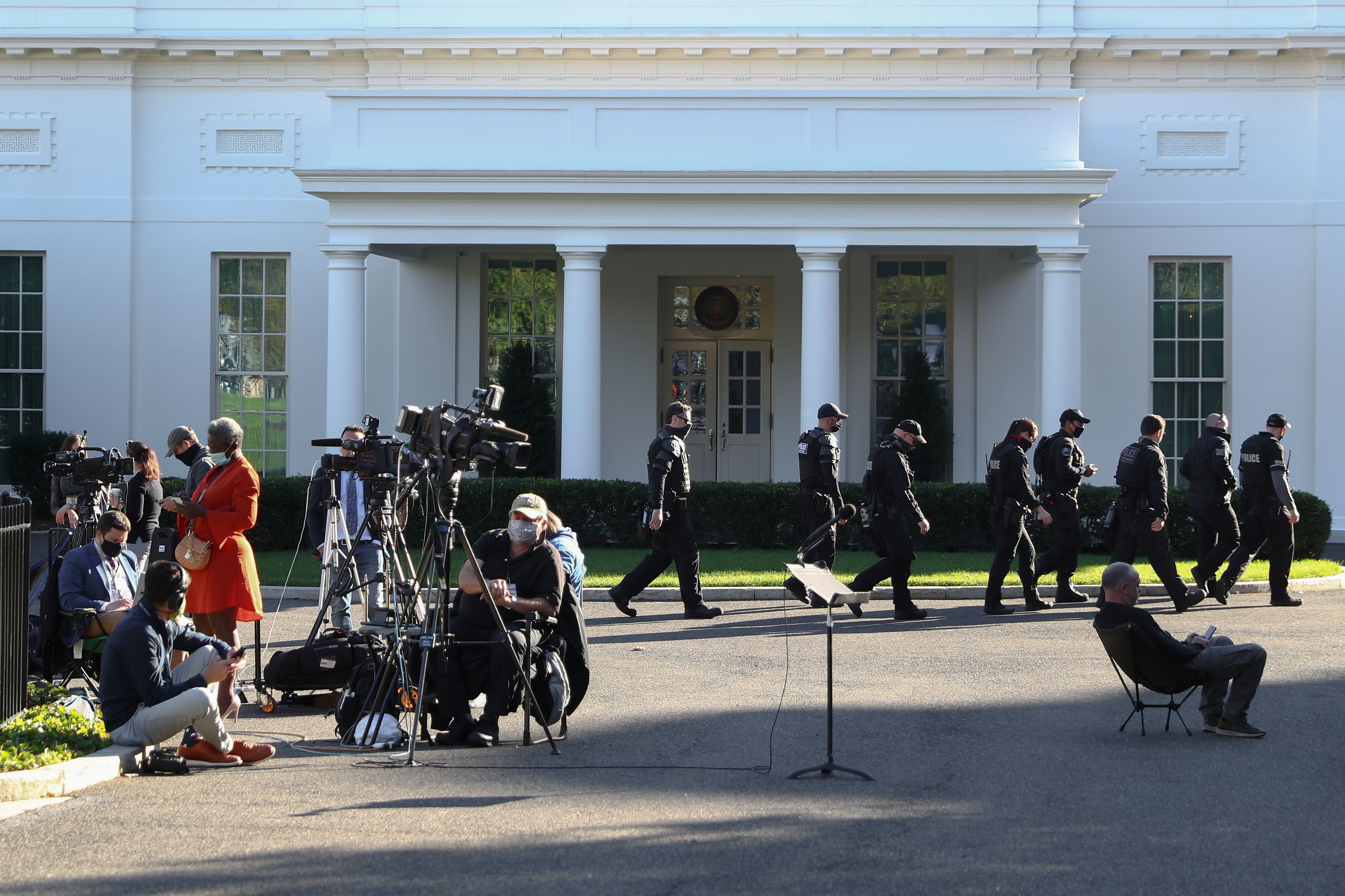 Agentes del Servicio Secreto de Estados Unidos pasan por el ala oeste mientras los periodistas continúan esperando novedades sobre los comicios (Reuters)