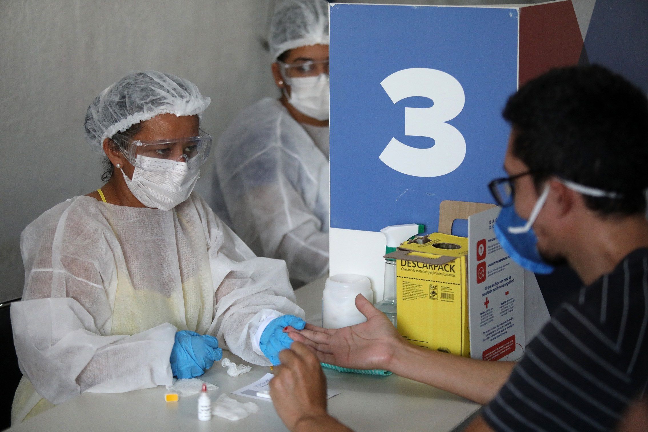 Un hombre se toma una prueba para coronavirus en la favela da Maré el 13 de octubre de 2020, en Río de Janeiro (Brasil). EFE/Fabio Motta/Archivo 