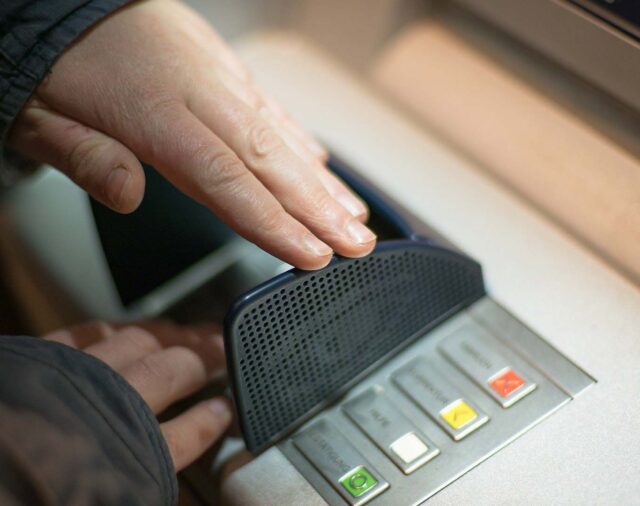 Cuáles serán los costos de extraer dinero en cajeros automáticos que volverán a aplicarse el año que viene