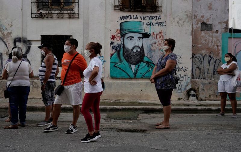 Cubanos dicen sentirse frustrados a medida que gobierno recurre al dólar