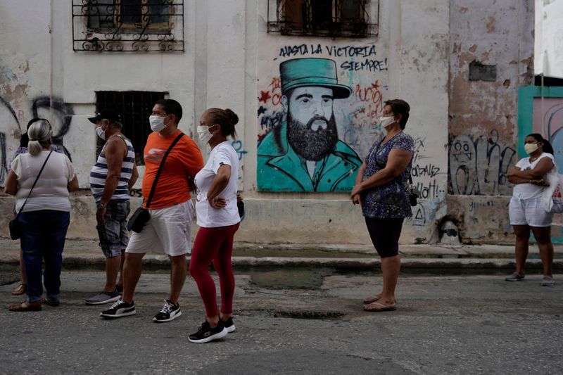 FOTO DE ARCHIVO. Varias personas hacen fila para ingresar a una tienda que vende productos en dólares estadounidenses en La Habana. REUTERS/Alexandre Meneghini