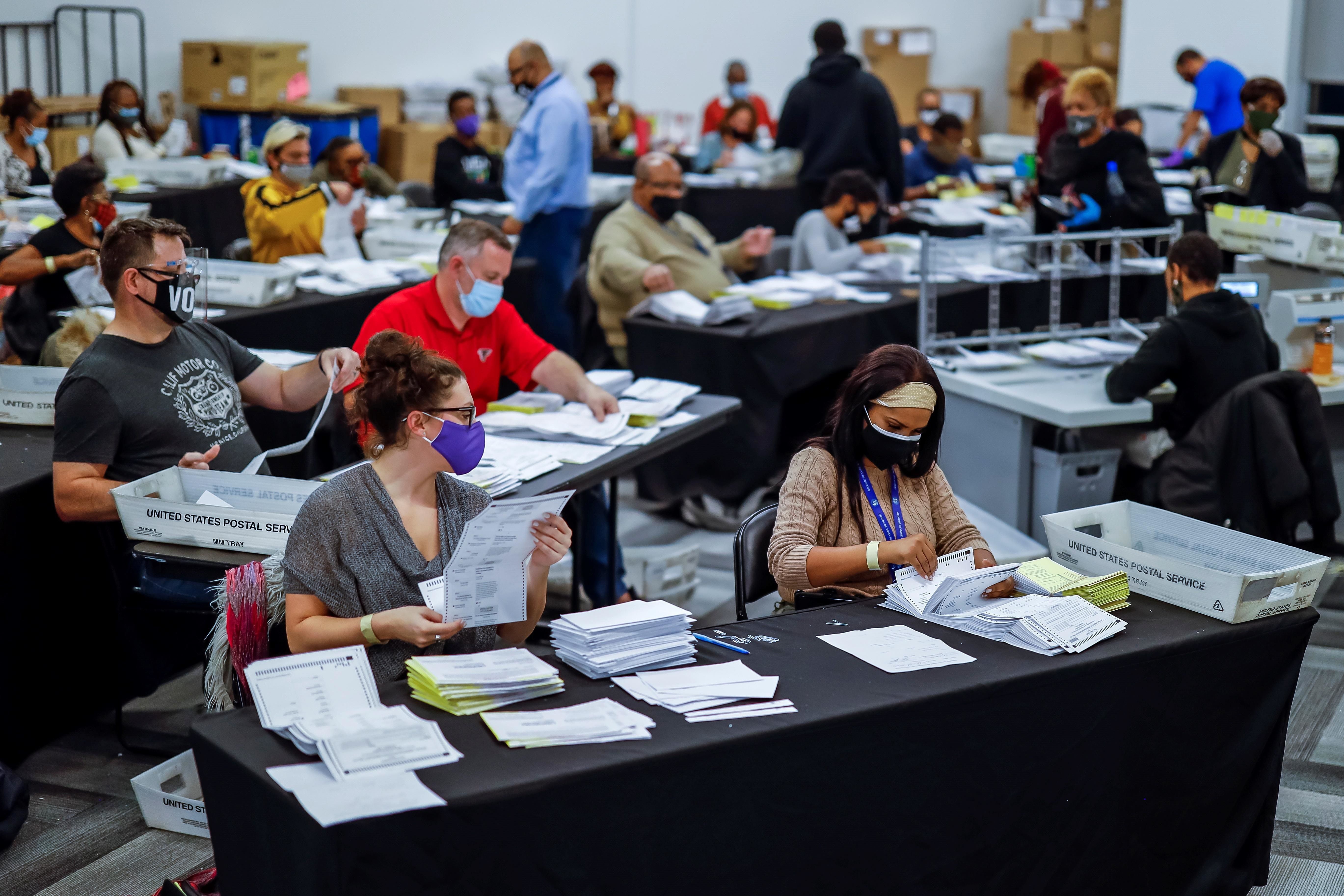 Las papeletas de voto ausente son procesadas y verificadas por el Departamento de Elecciones y Registro del Condado de Fulton en el State Farm Arena de Atlanta, Georgia (EFE/ERIK S. LESSER)