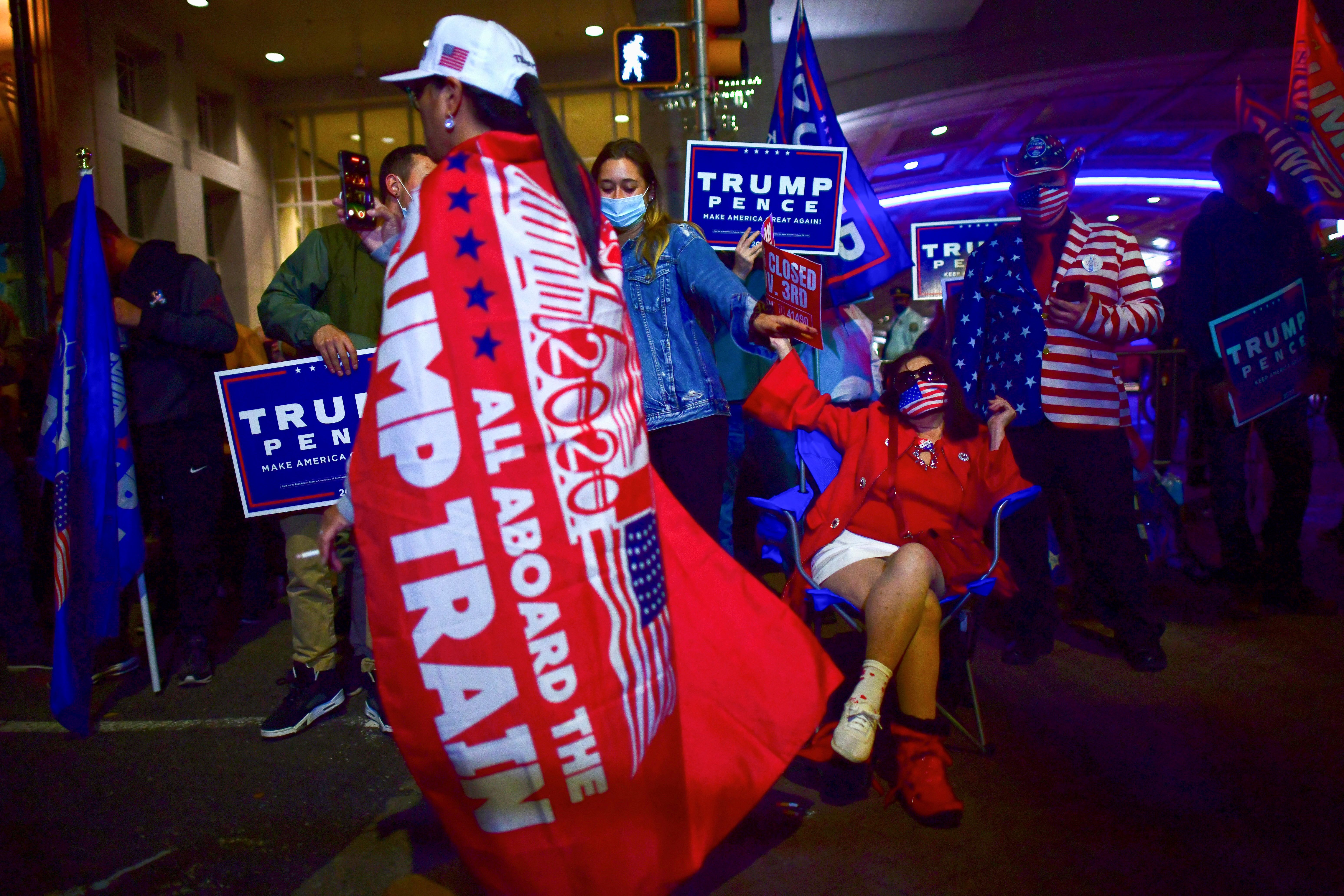 Seguidores de Trump a las afueras del Centro de Convenciones de Filadelfia (REUTERS/Mark Makela)