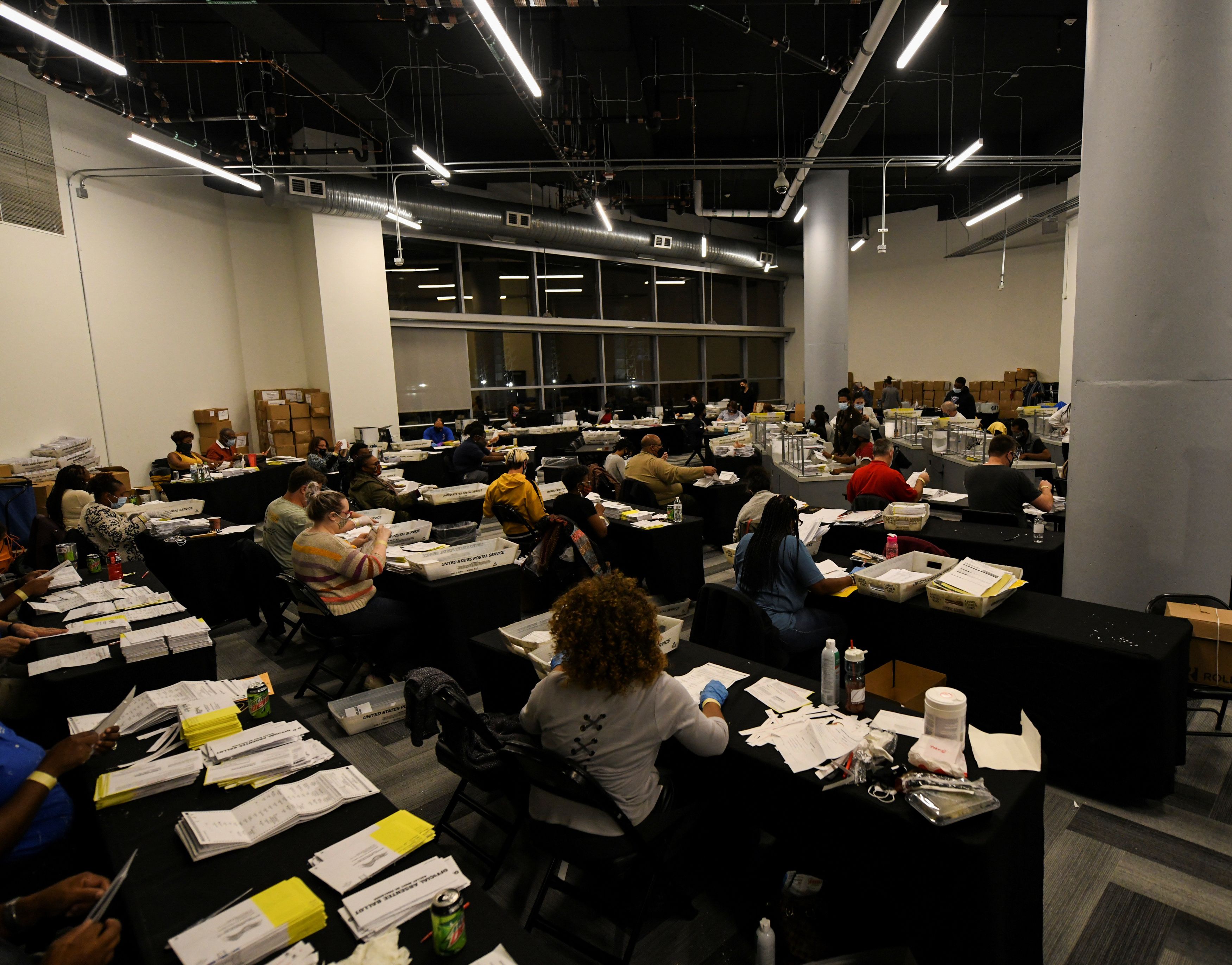Empleados del centro electoral del Condado de Fulton en Georgia (REUTERS/Brandon Bell)