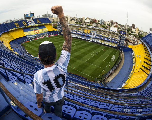 En un clima especial por Maradona, Boca le gana a Newell’s con dos golazos de Cardona y lidera la zona 4