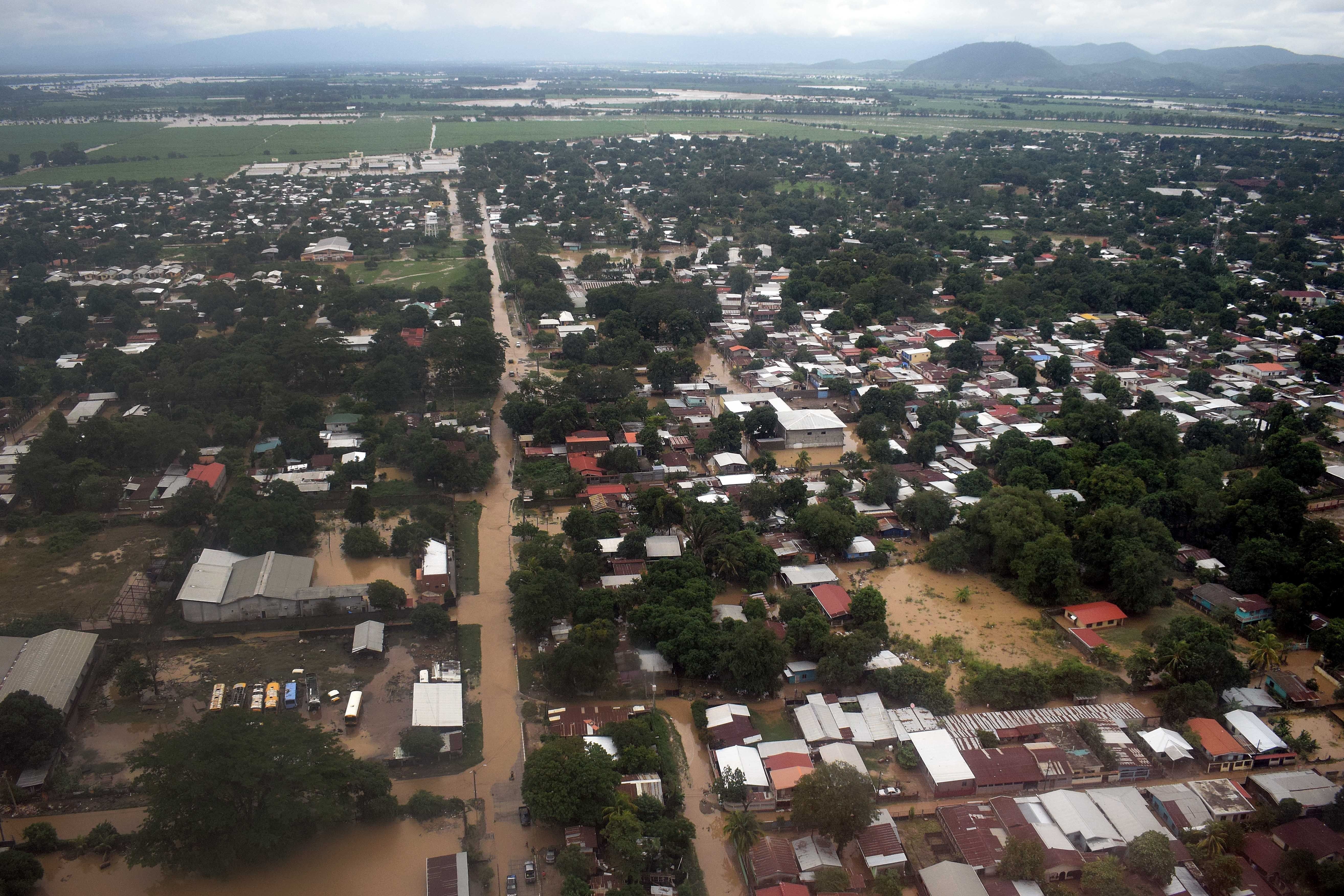 Honduras ha sufrido en dos semanas severos daños a su infraestructura causados por las tormentas tropicales Iota y Eta, que antes fueron huracanes en categorías 5 y 4, en la escala Saffir-Simpson, que entraron por Nicaragua. EFE/José Valle 