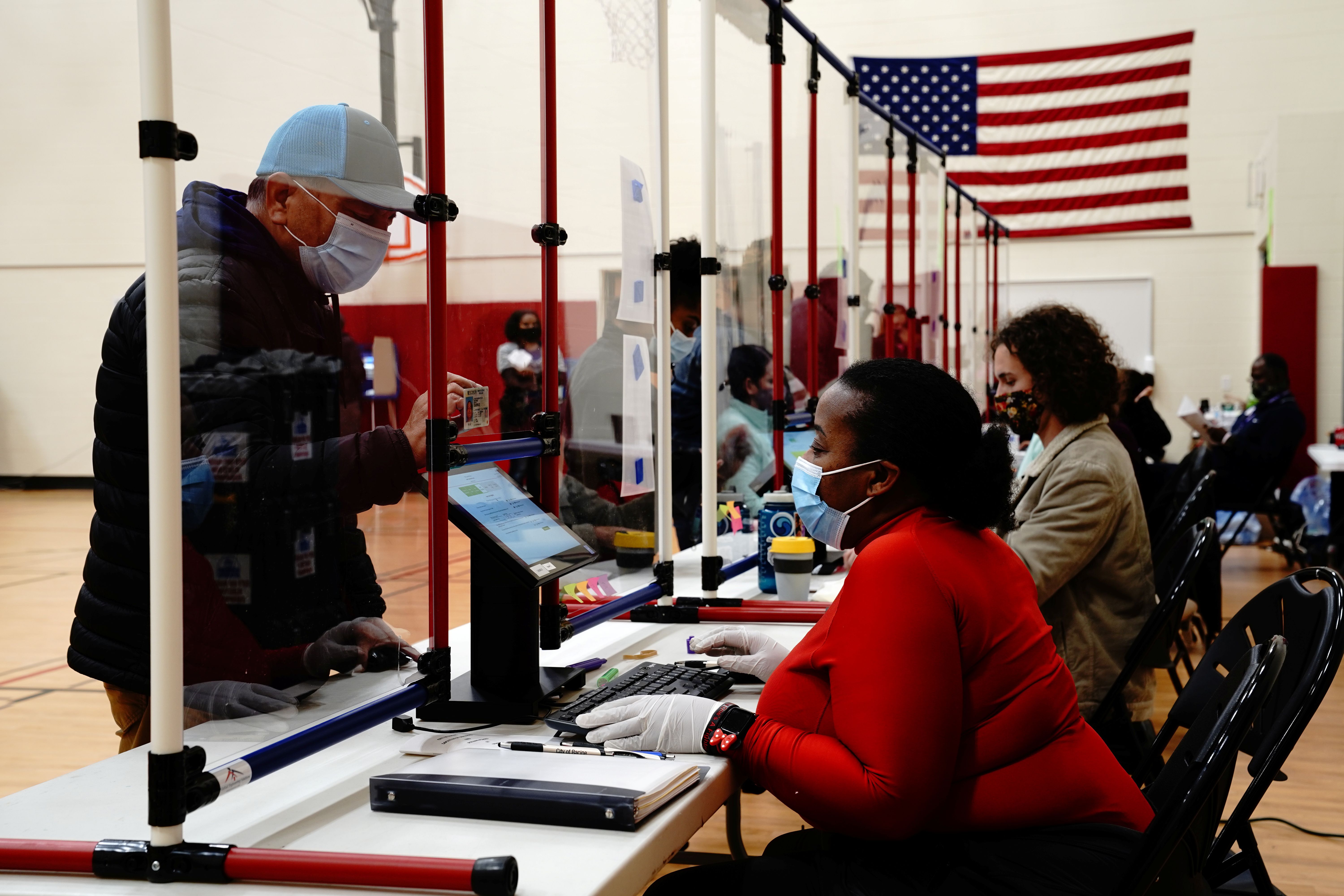 Foto del día de las elecciones en Wisconsin. Foto: REUTERS/Bing Guan