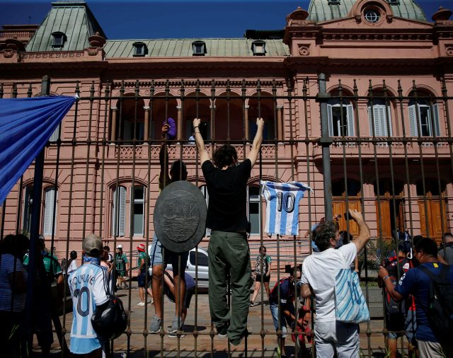 La caótica despedida a Maradona sigue suscitando polémica en Argentina