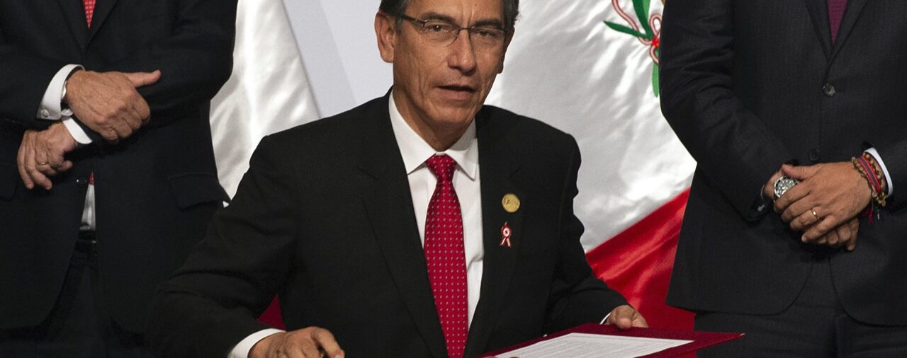 La interminable crisis política en Perú: por qué destituyeron a Martín Vizcarra y cómo es el “agujero negro” al que se asoma el país