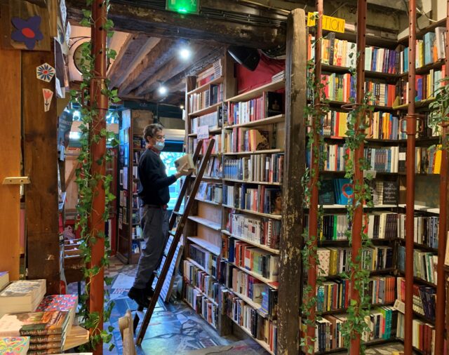 La librería Shakespeare and Co. también está en urgencias por la covid