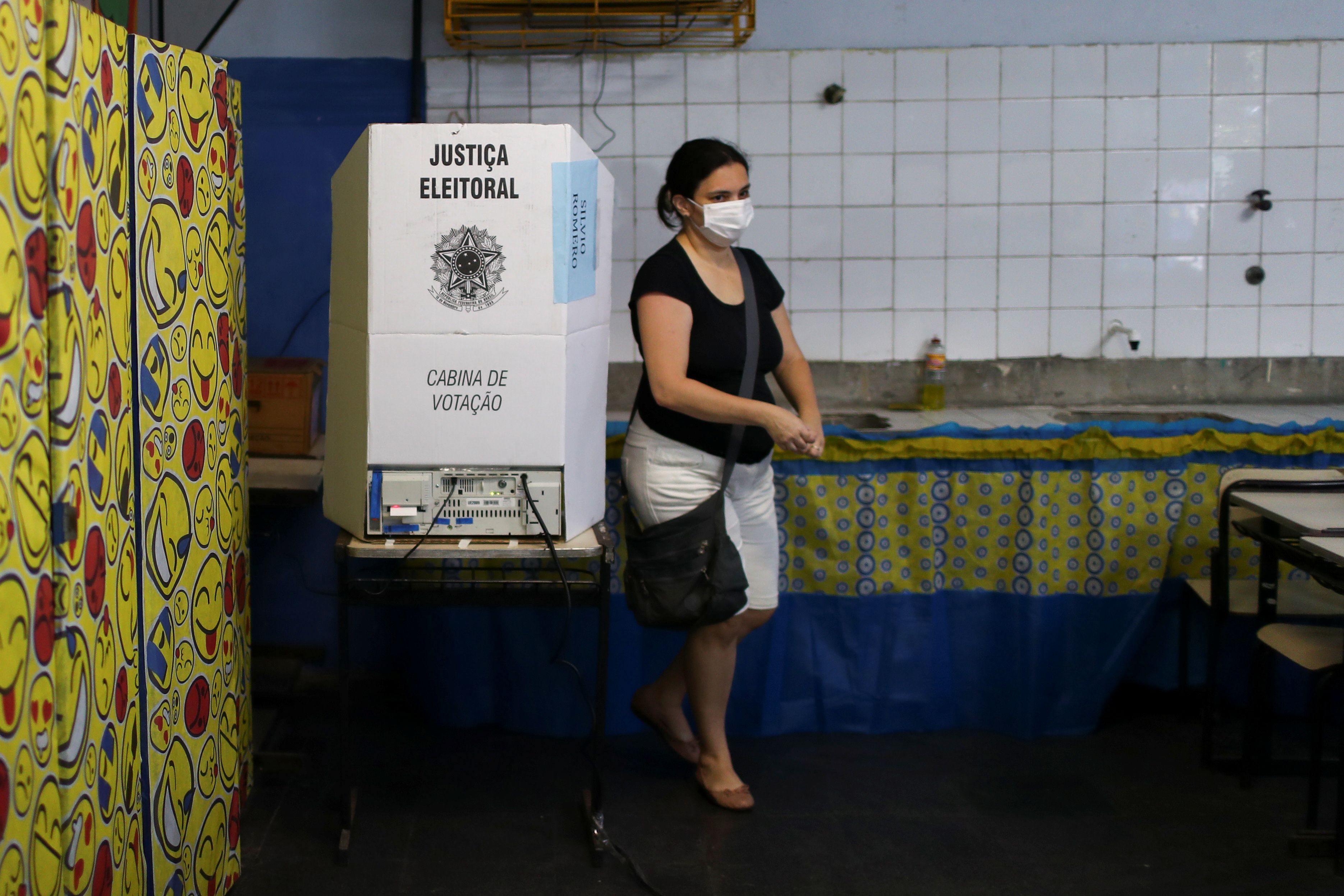 Una mujer camina después de emitir su voto en una escuela durante las elecciones municipales de Río de Janeiro, Brasil, el 29 de noviembre de 2020. REUTERS/Pilar Olivares