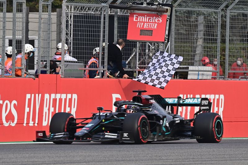 El piloto de Mercedes Lewis Hamilton cruza primero la meta en el Gran Premio de Emilia Romaña, disputado en el Autódromo Enzo e Dino Ferrari de Imola, Italia. 1 noviembre 2020. Pool vía Reuters/Miguel Medina