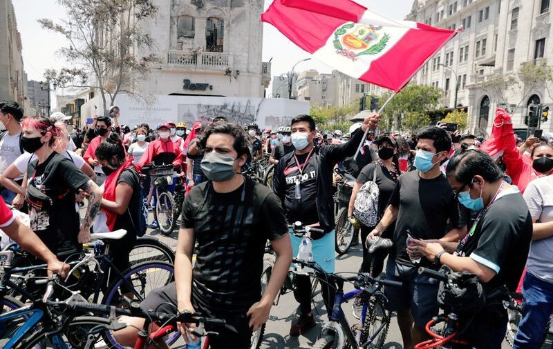 Mandato fugaz: Presidente interno de Perú renuncia tras mortales protestas, buscan sucesor