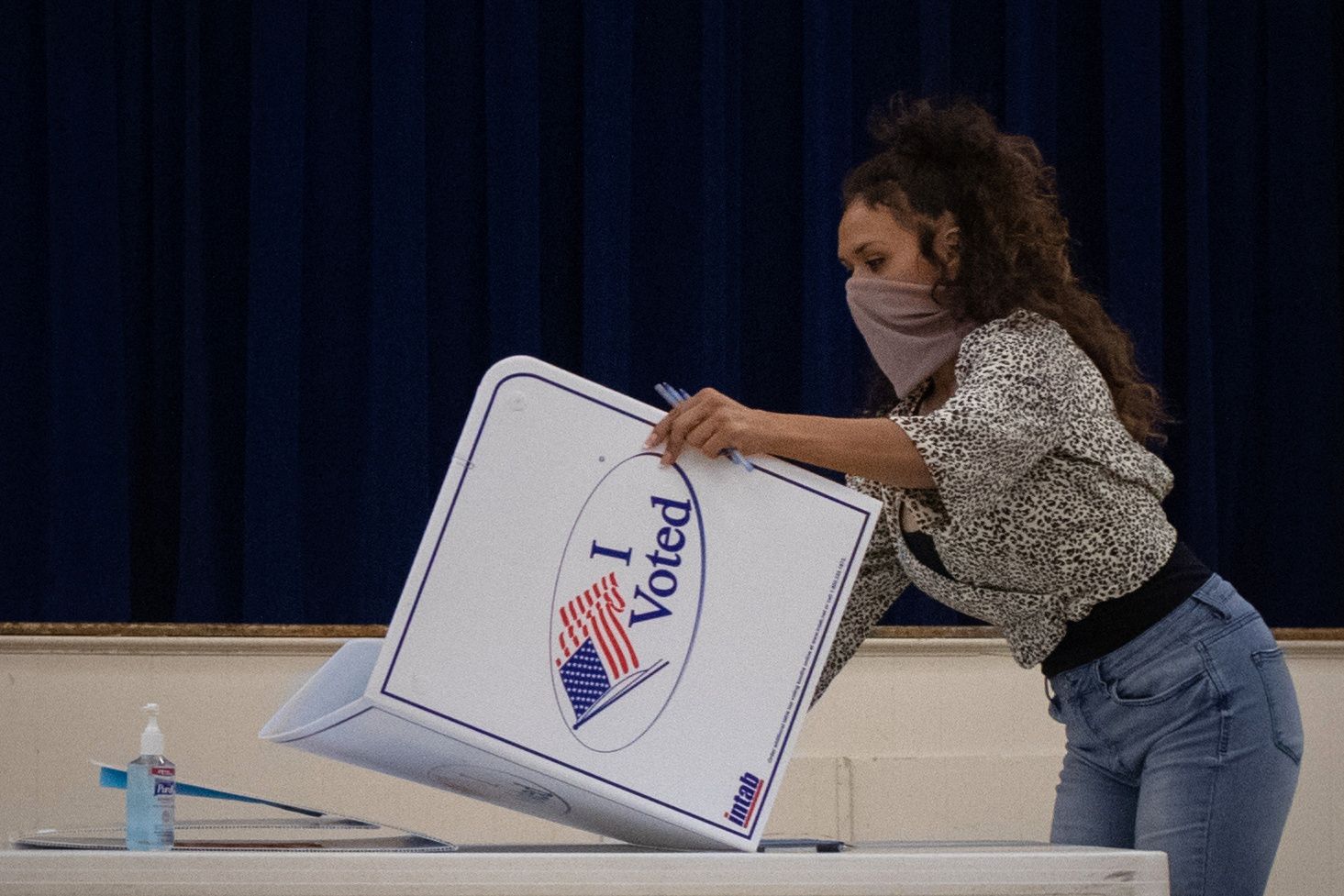 La jueza electoral del condado de Presidio, Lauren Martinez, retira una cabina después de que terminaron las urnas y la votación para las elecciones presidenciales de los Estados Unidos de 2020 en Marfa, Texas. REUTERS/Adrees Latif