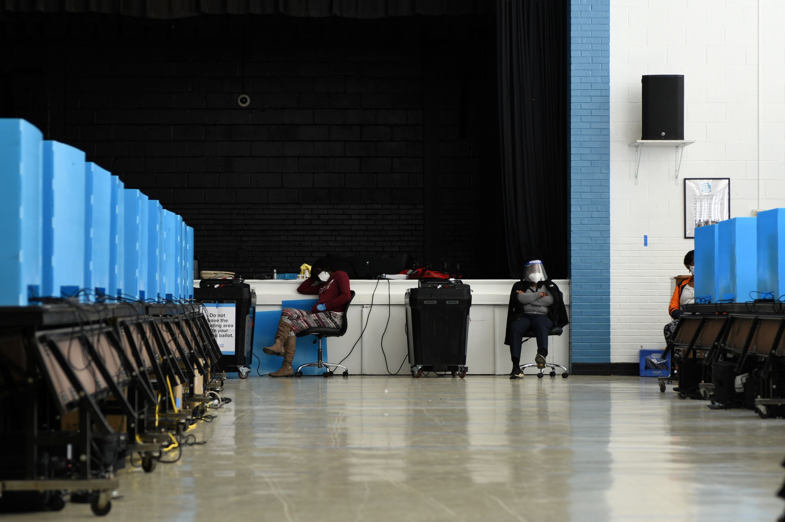 Funcionarios electorales esperan a los votantes en la Escuela de la Comunidad Internacional el día de las elecciones en Decatur, Georgia, el 3 de noviembre de 2020. REUTERS/Brandon Bell