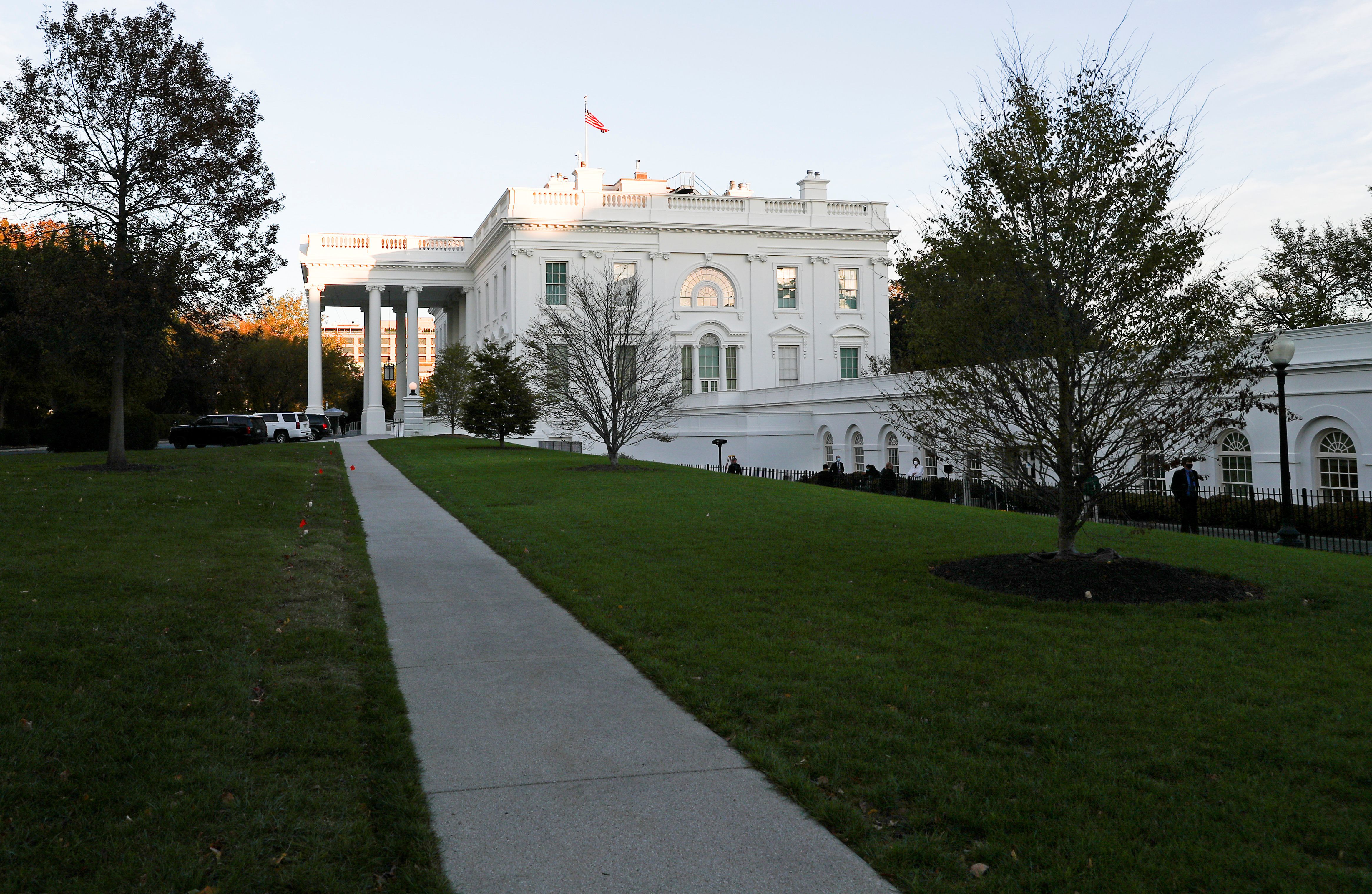El atardecer se instala fuera de la Casa Blanca el día de las elecciones en Washington el 3 de noviembre de 2020. REUTERS/Tom Brenner