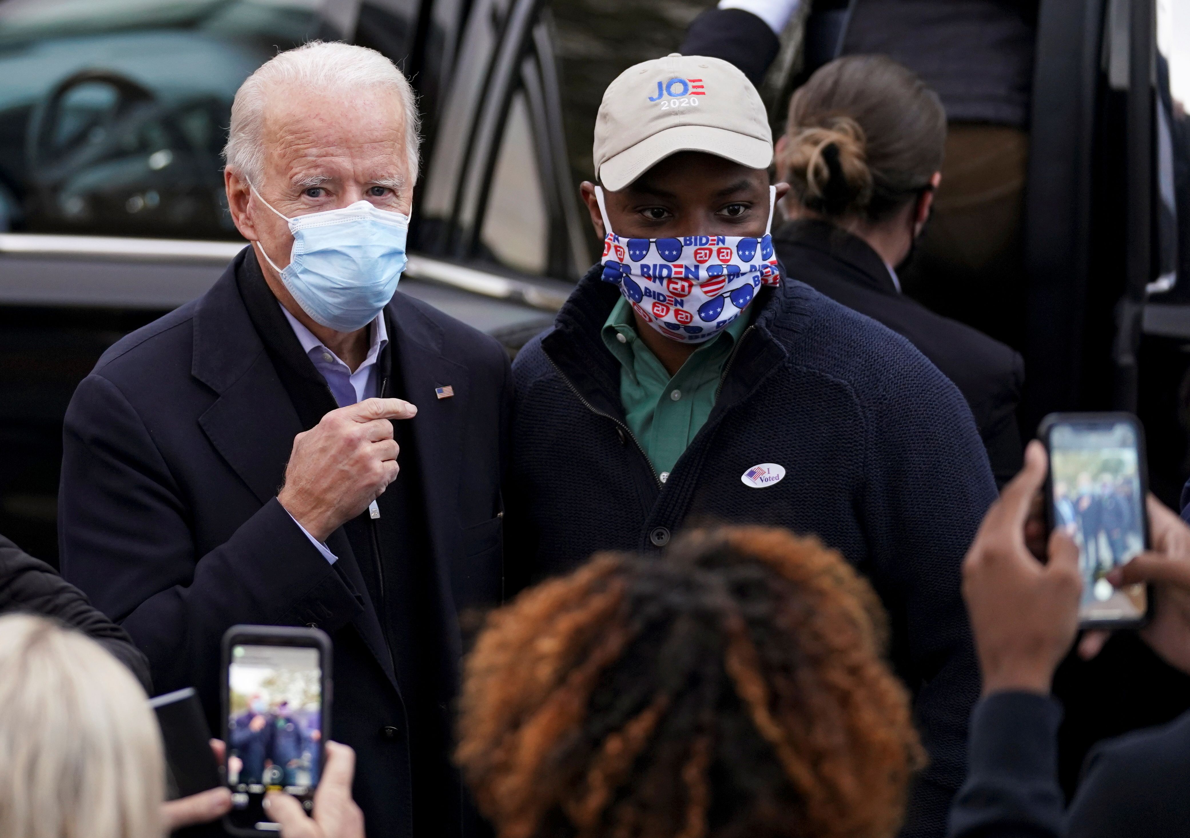 El candidato presidencial demócrata Joe Biden posa para una foto mientras visita un vecindario en Wilmington, Delaware, el día de las elecciones. REUTERS/Kevin Lamarque