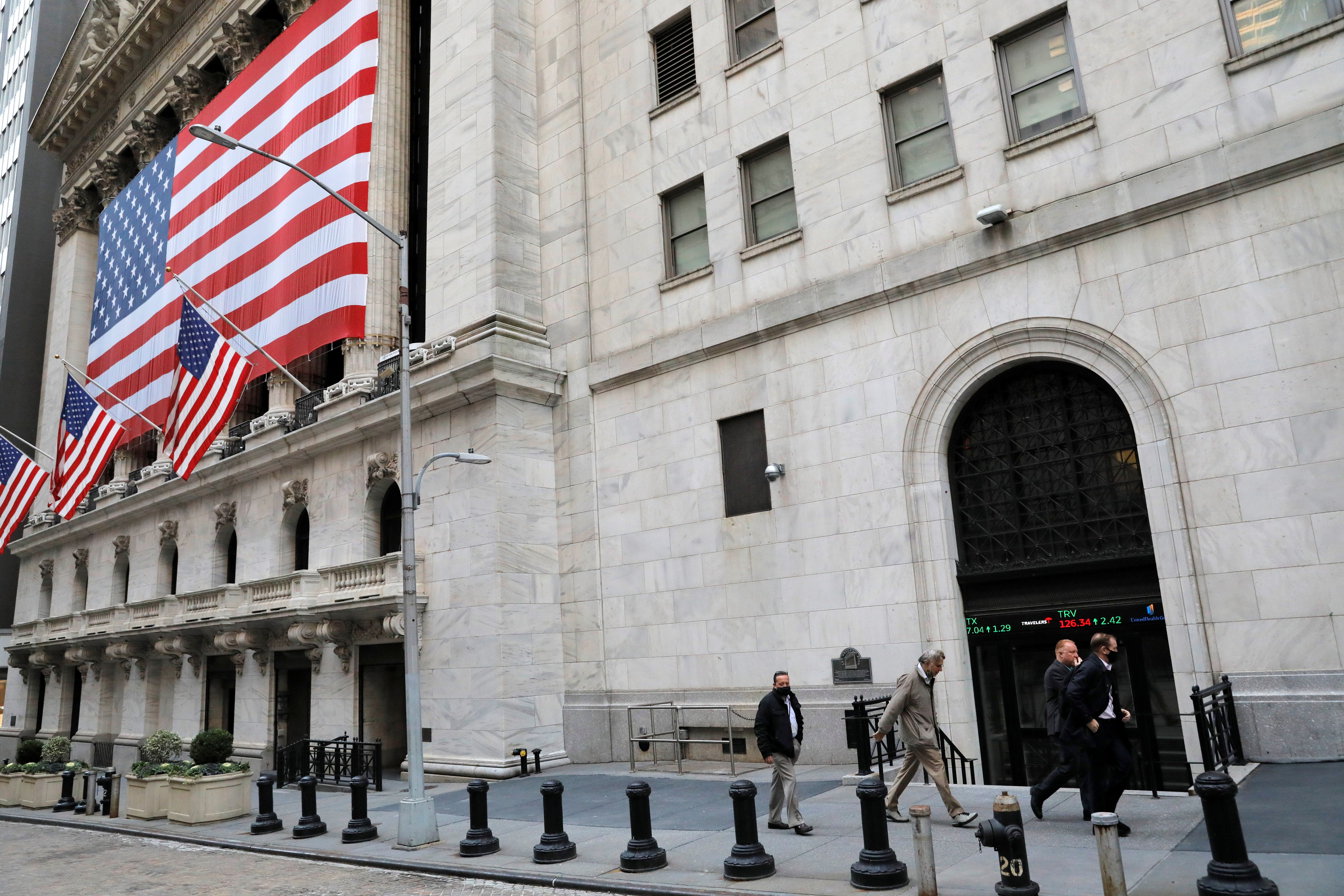 Un agente sale de la Bolsa de Valores de Nueva York (NYSE) el día de las elecciones en Manhattan, Nueva York, el 3 de noviembre de 2020. REUTERS/Andrew Kelly