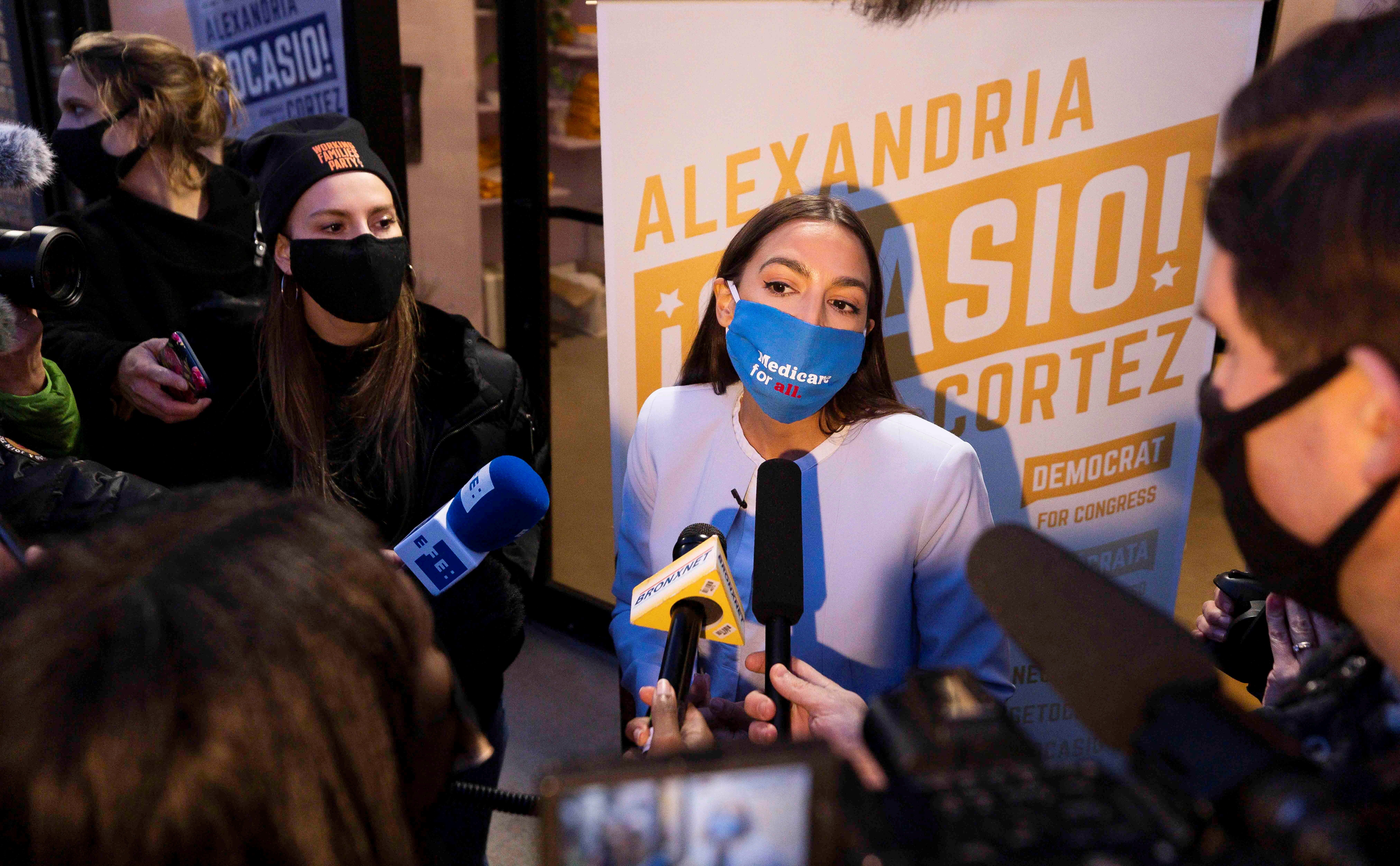La congresista estadounidense Alexandria Ocasio-Cortez (c) habla con la prensa afuera de su oficina de campaña en El Bronx, Nueva York (EE.UU.), hoy 3 de noviembre de 2020. EFE/EPA/JUSTIN LANE 