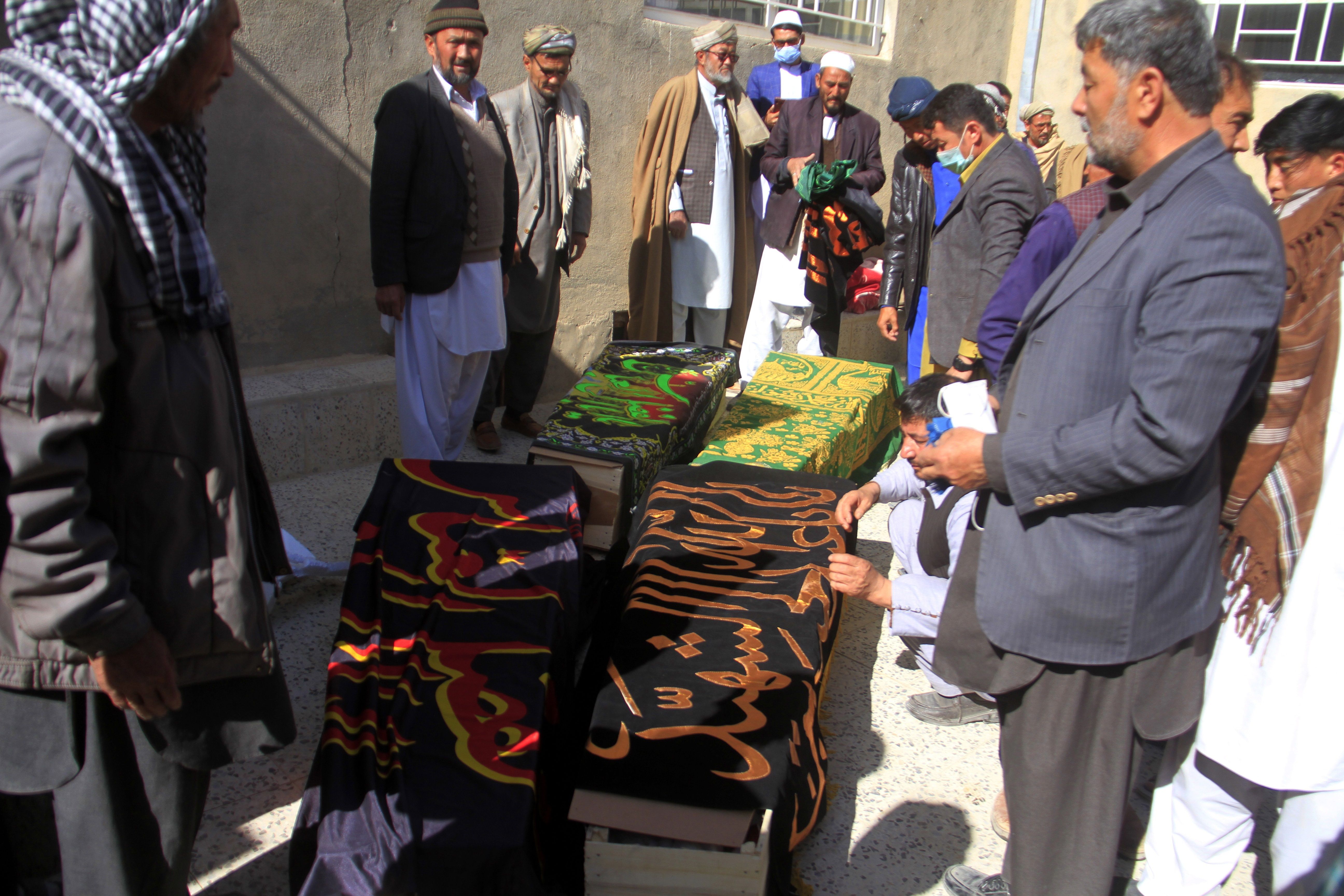 Féretros tras un atentado el 9 de noviembre en la provincia afgana de Ghazni. EFE/EPA/SAYED MUSTAFA 