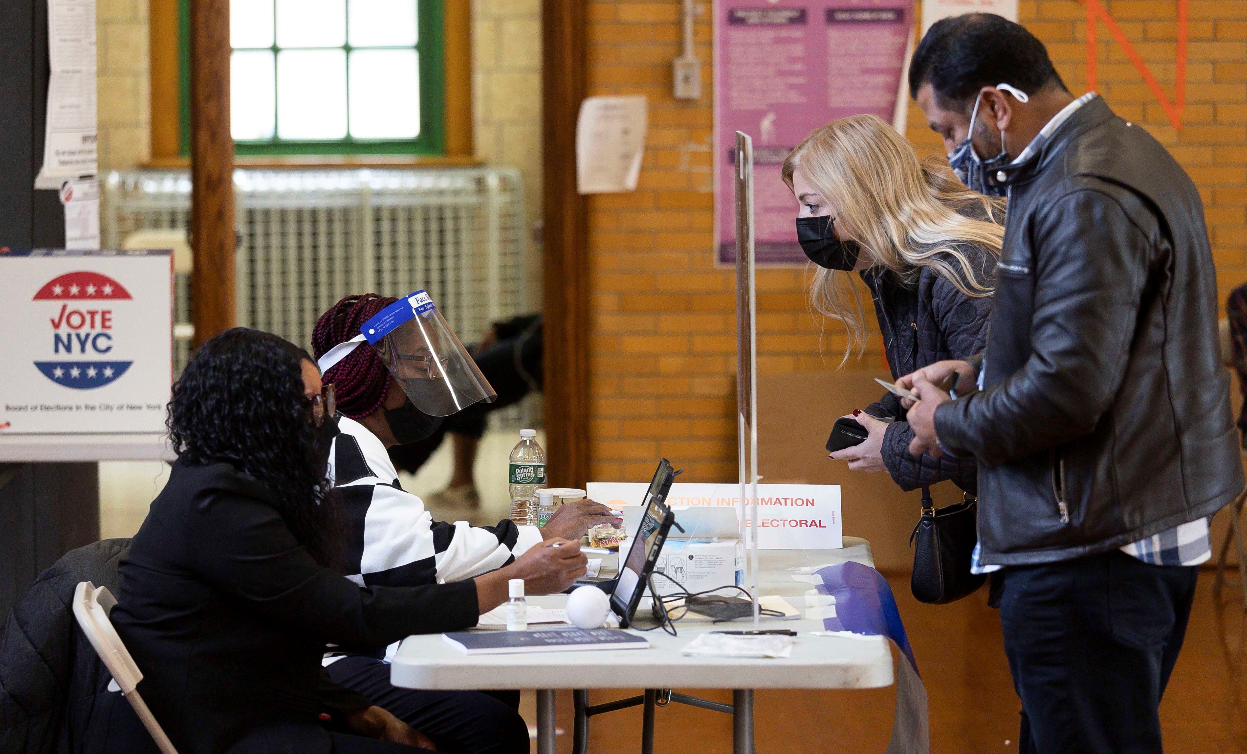 Una pareja de votantes fue registrada este martes al sufragar en el colegio Bronxdale en el distrito del Bronx, en Nueva York (NY, EE.UU.). EFE/Justin Lane 