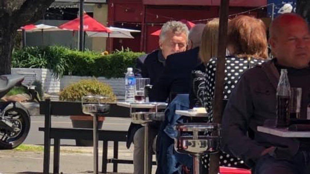 Mauricio Macri almuerza sin custodia en un restaurante de Acassusso
