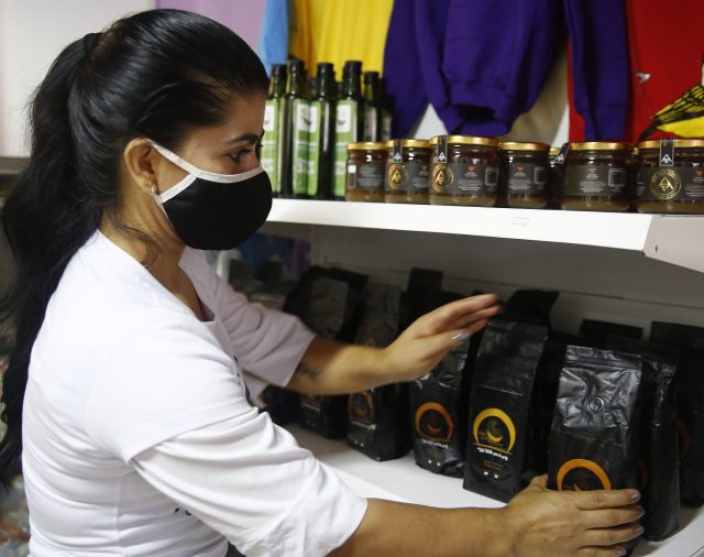 Abren en Medellín el primer mercado de mujeres excombatientes de las FARC