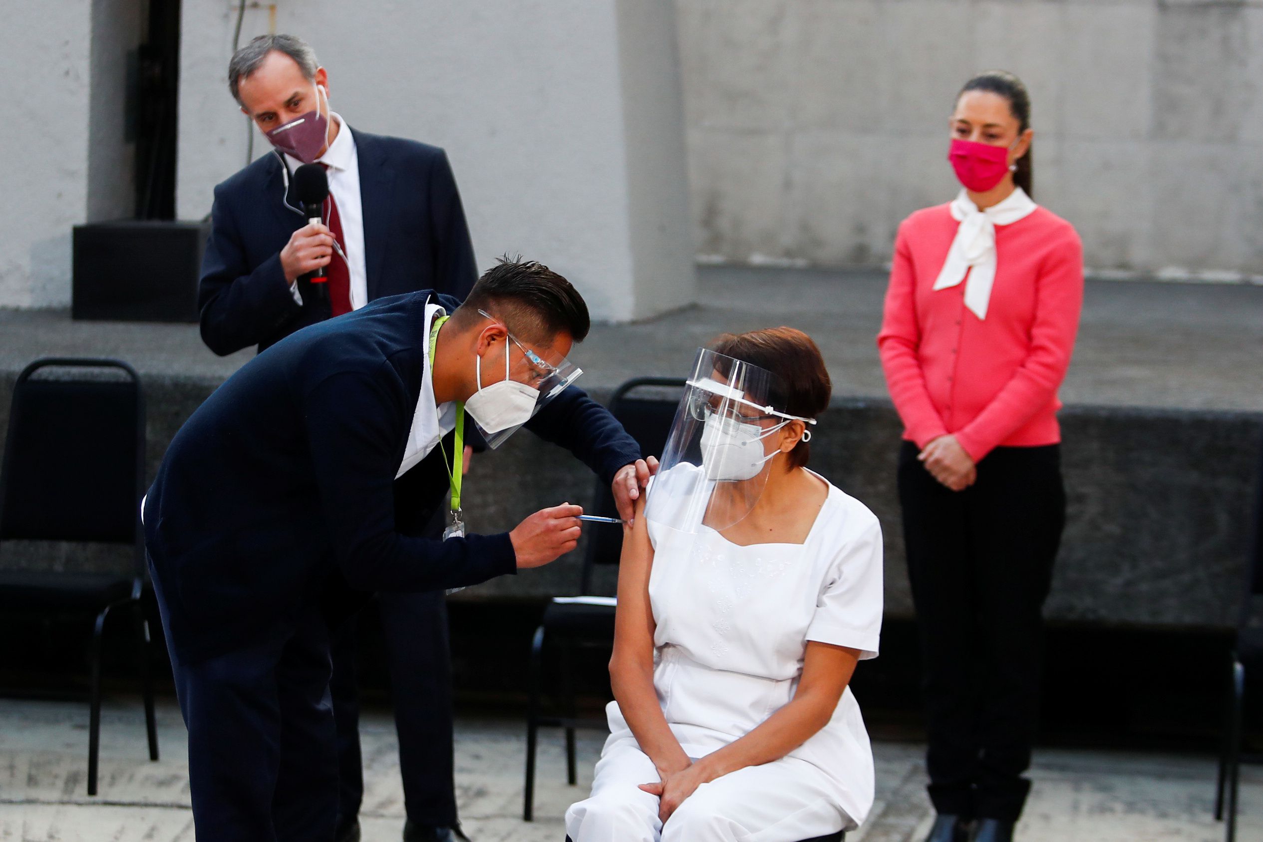 María Irene Ramírez fue la primera persona en México en ser vacunada contra COVID-19 (Foto: REUTERS/Edgard Garrido)
