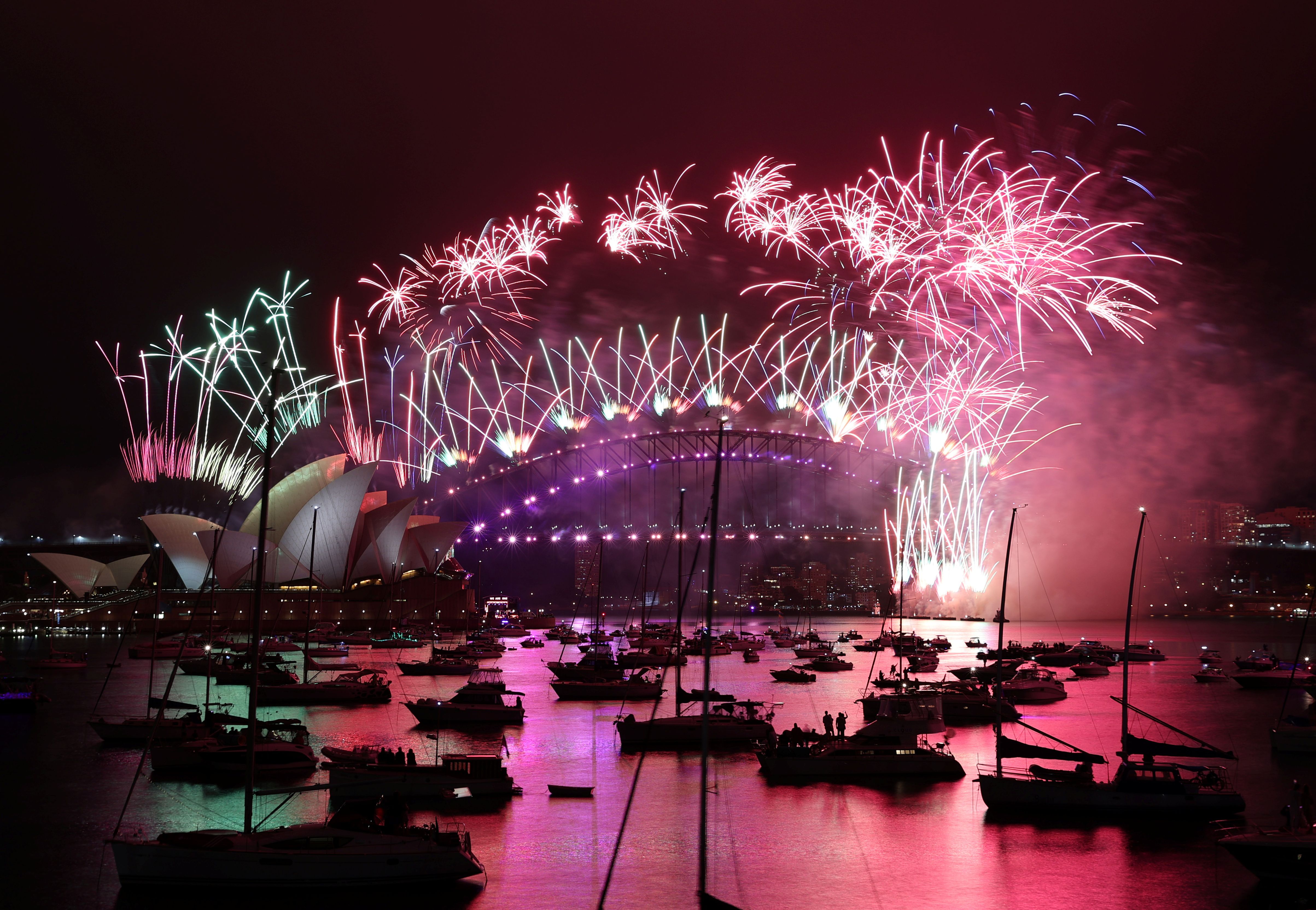 Australia recibió el 2021 con fuegos artificiales. REUTERS/Loren Elliott