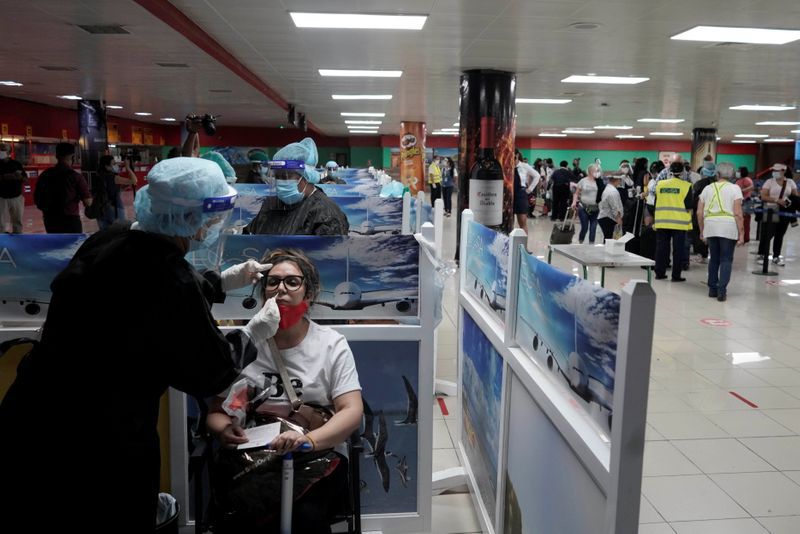 Foto de archivo de una trabajadora de salud realizando un examen de coronavirus a una turista en el Aeropuero Internacional Jose Marti de La Habana. Nov 15, 2020. REUTERS/Alexandre Meneghini