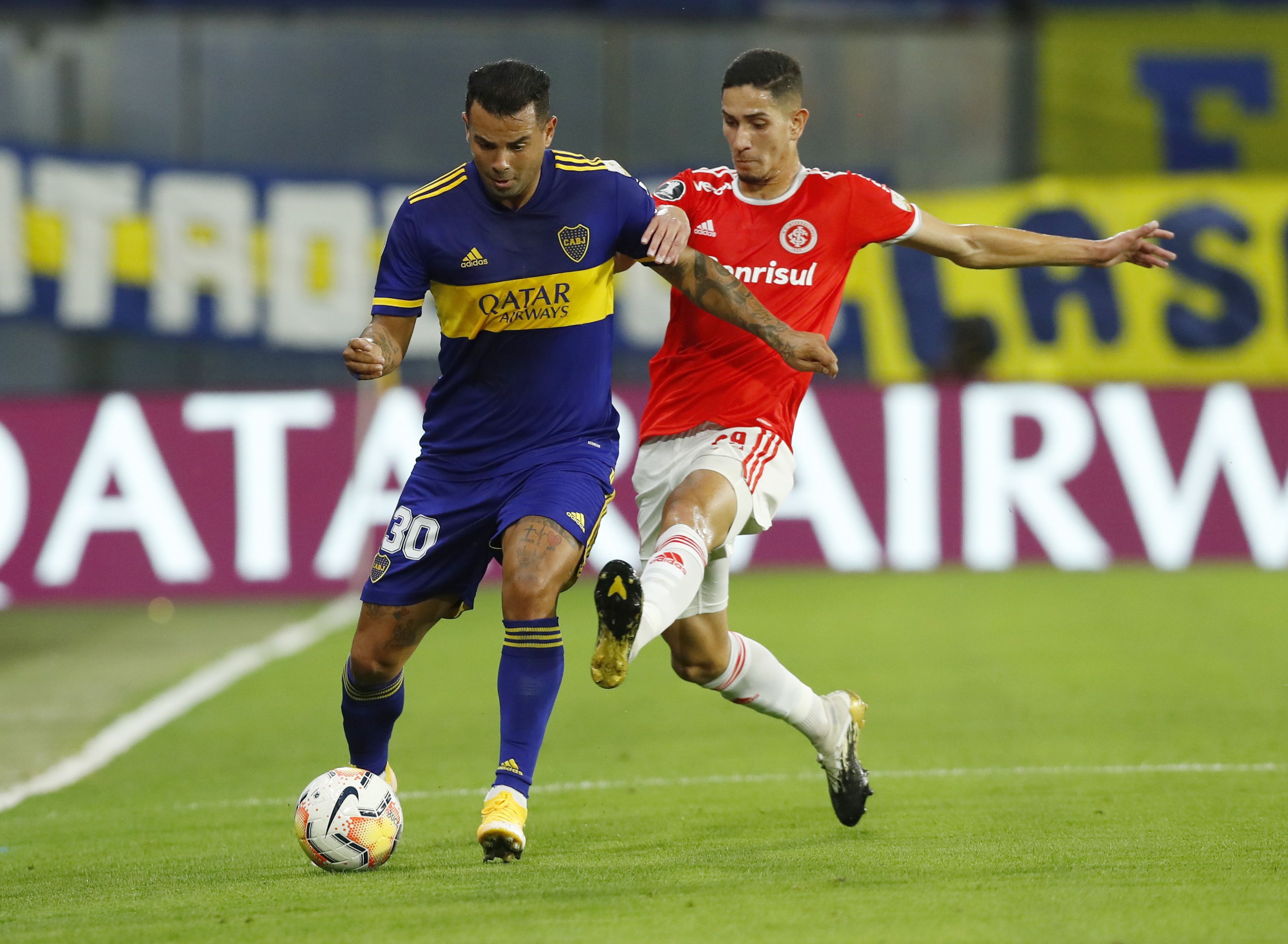 Edwin Cardona en acción frente a Bruno Praxedes de Inter de Porto Alegre (REUTERS/Agustin Marcarian)