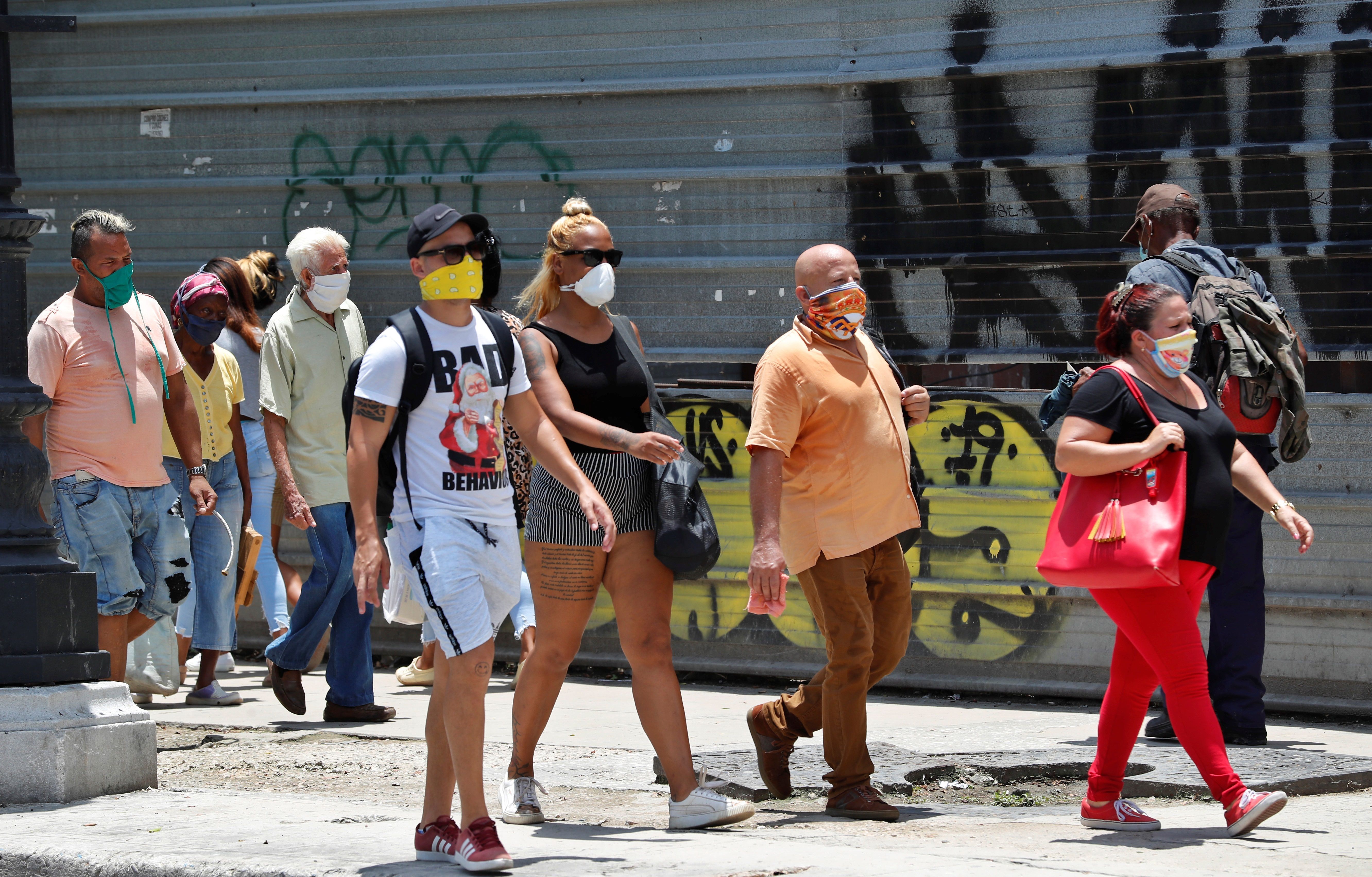 Varias personas con tapabocas caminan, el 7 de julio del 2020, por una calle de La Habana (Cuba). EFE/Ernesto Mastrascusa/Archivo 