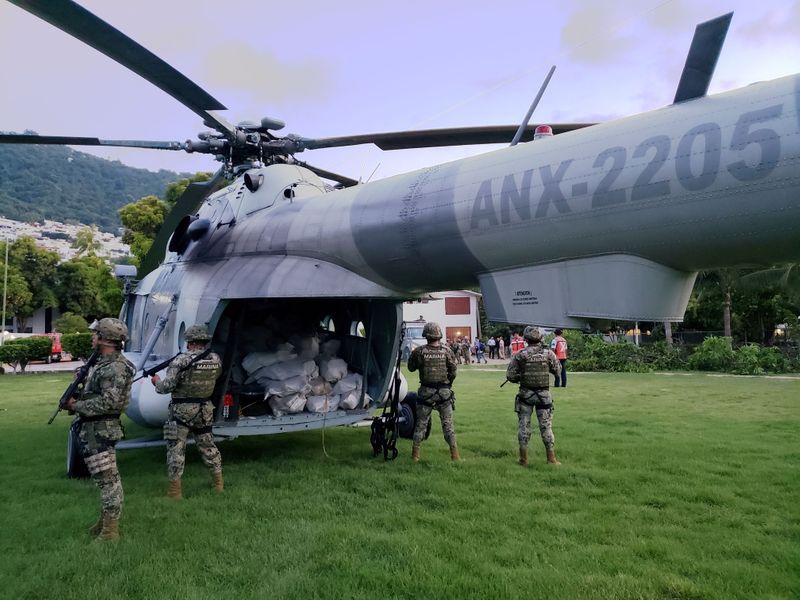 Imagen de archivo. Oficiales de la Armada de México montan guardia junto a un helicóptero cargado con bolsas incautadas que contienen drogas, luego de que desembarcara una lancha rápida que transportaba casi dos toneladas de cocaína decomisada, en Acapulco, México. 9 de agosto de 2018. REUTERS / SEMAR / NI ARCHIVO NI REVENTAS