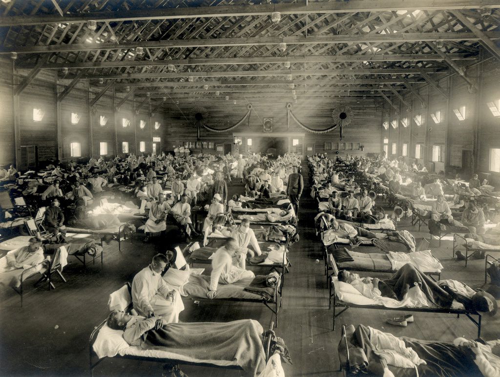 Soldados en cuarentena mientras se recuperan de la gripe española en Camp Funston, Kansas, en 1918 (Ejército de los EE.UU/REUTERS/Foto de archivo)
