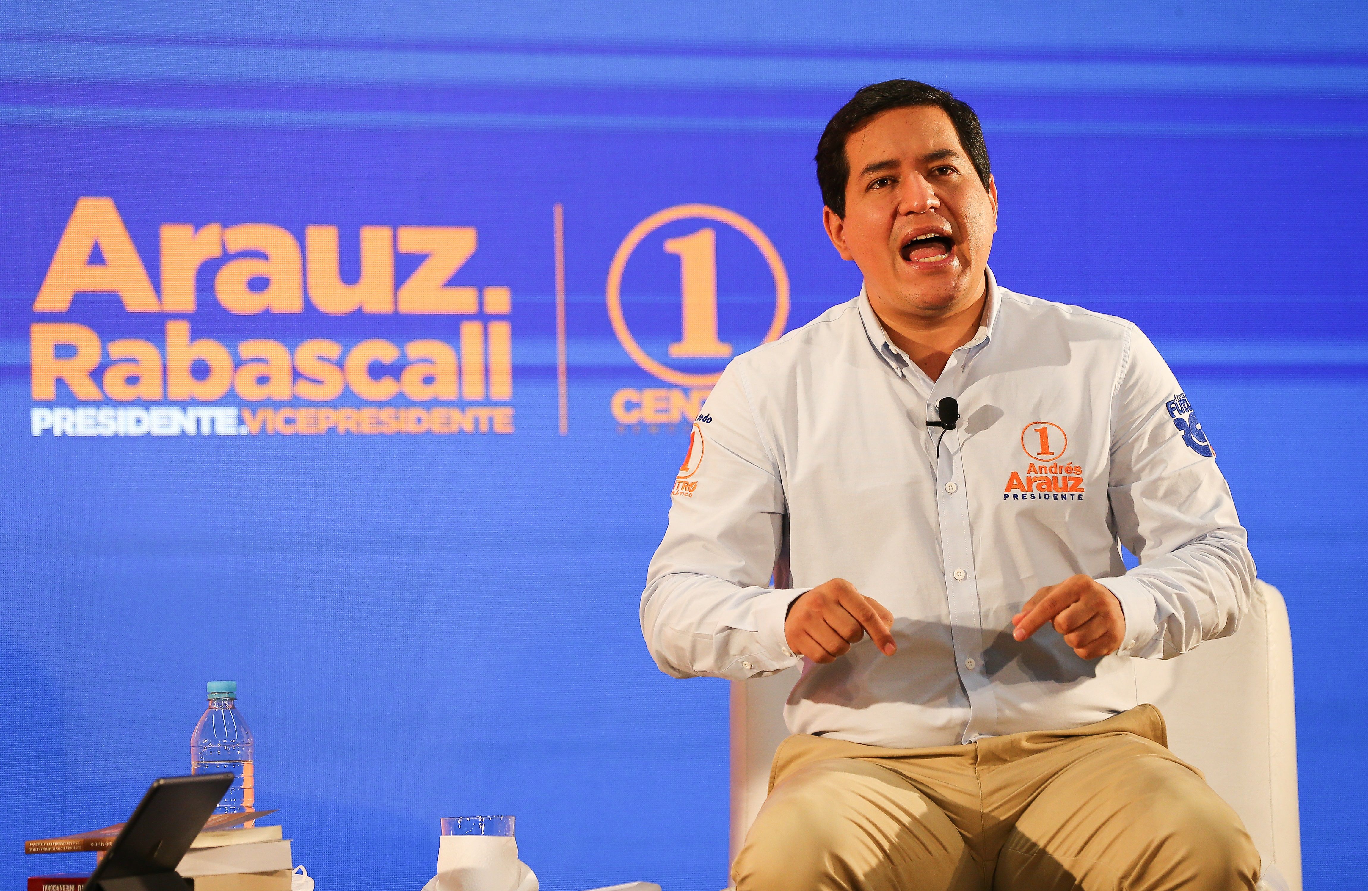 El aspirante por el correísmo a la Presidencia de Ecuador, Andrés Arauz, habla durante un conversatorio con periodistas el pasado 2 de diciembre de 2020, en Quito (Ecuador). EFE/José Jácome 
