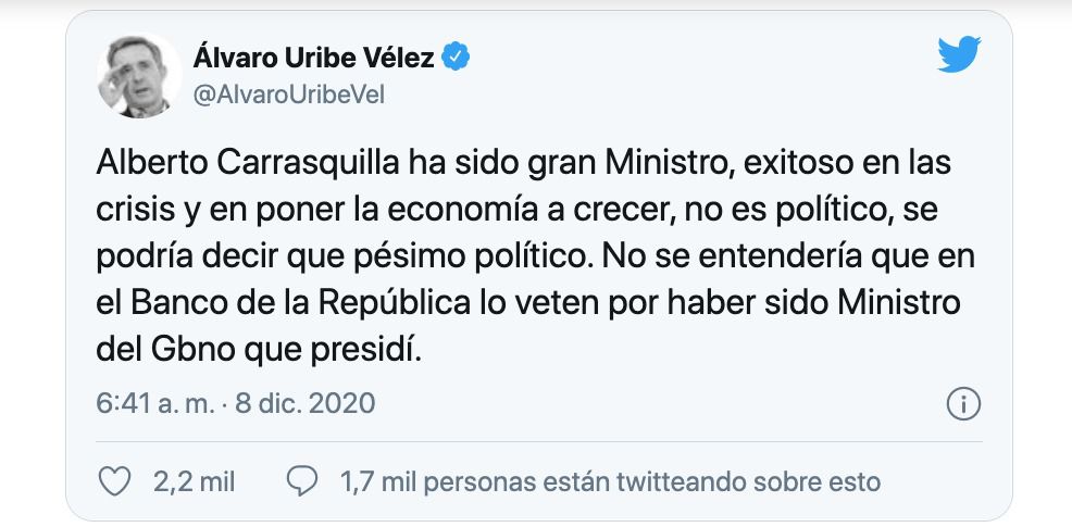 Tweet de Álvaro Uribe defendiendo al Ministro de Hacienda, Alberto Carrasquilla / (Twitter: @AlvaroUribeVel).