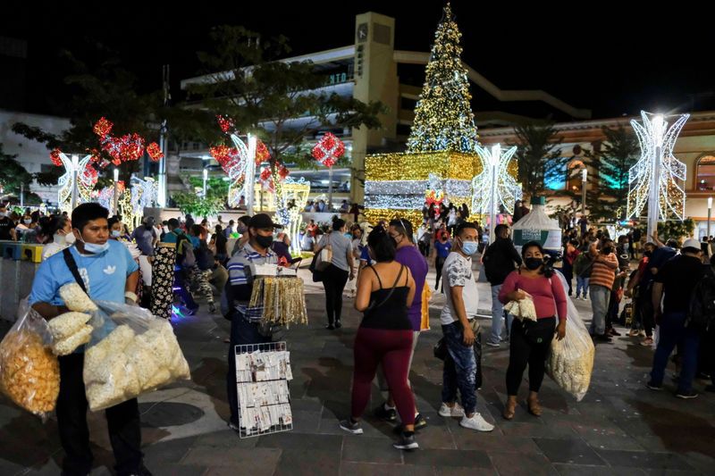 Vendedores ambulantes se reúnen en la plaza Francisco Morazán, mientras continúa el brote de la enfermedad COVID-19 en San Salvador, El Salvador, el 22 de diciembre de 2020. REUTERS/José Cabezas