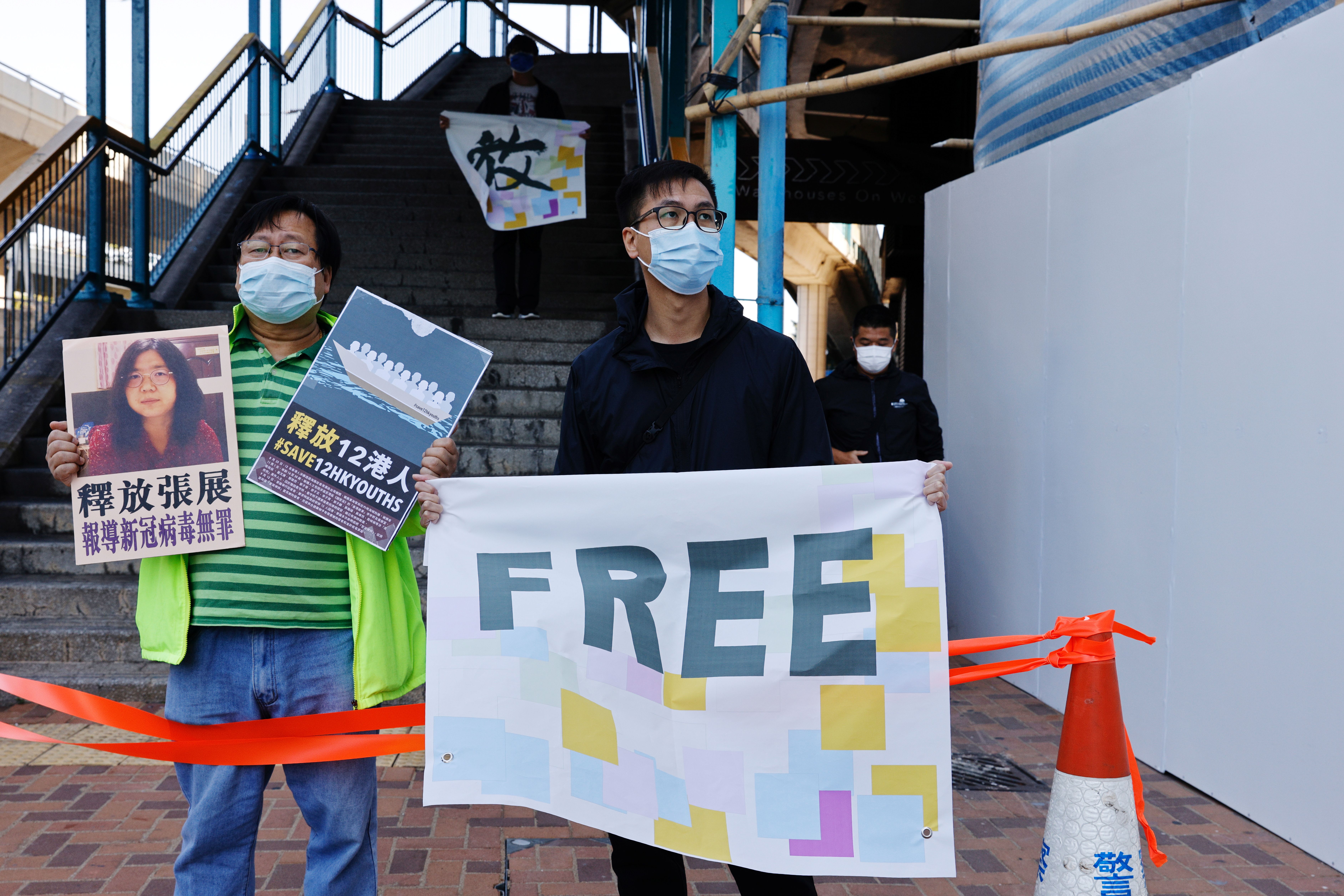 Activistas prodemocracia piden la liberación de loas 12 acusados (Reuters)