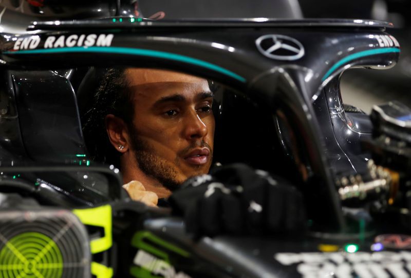 Foto de archivo de Lewis Hamilton sentado en su Mercedes tras ganar el Gran Premio de Barein dde la F1. Nov 29, 2020 Pool via REUTERS/Hamad I Mohammed