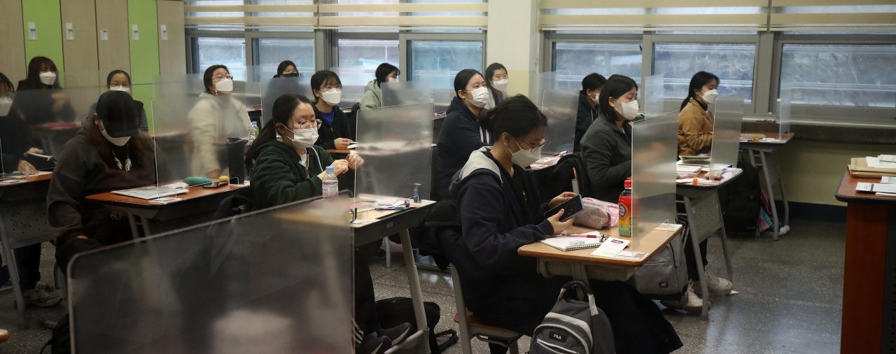 Ingentes medidas anticovid-19 para el examen de selectividad en Corea del Sur