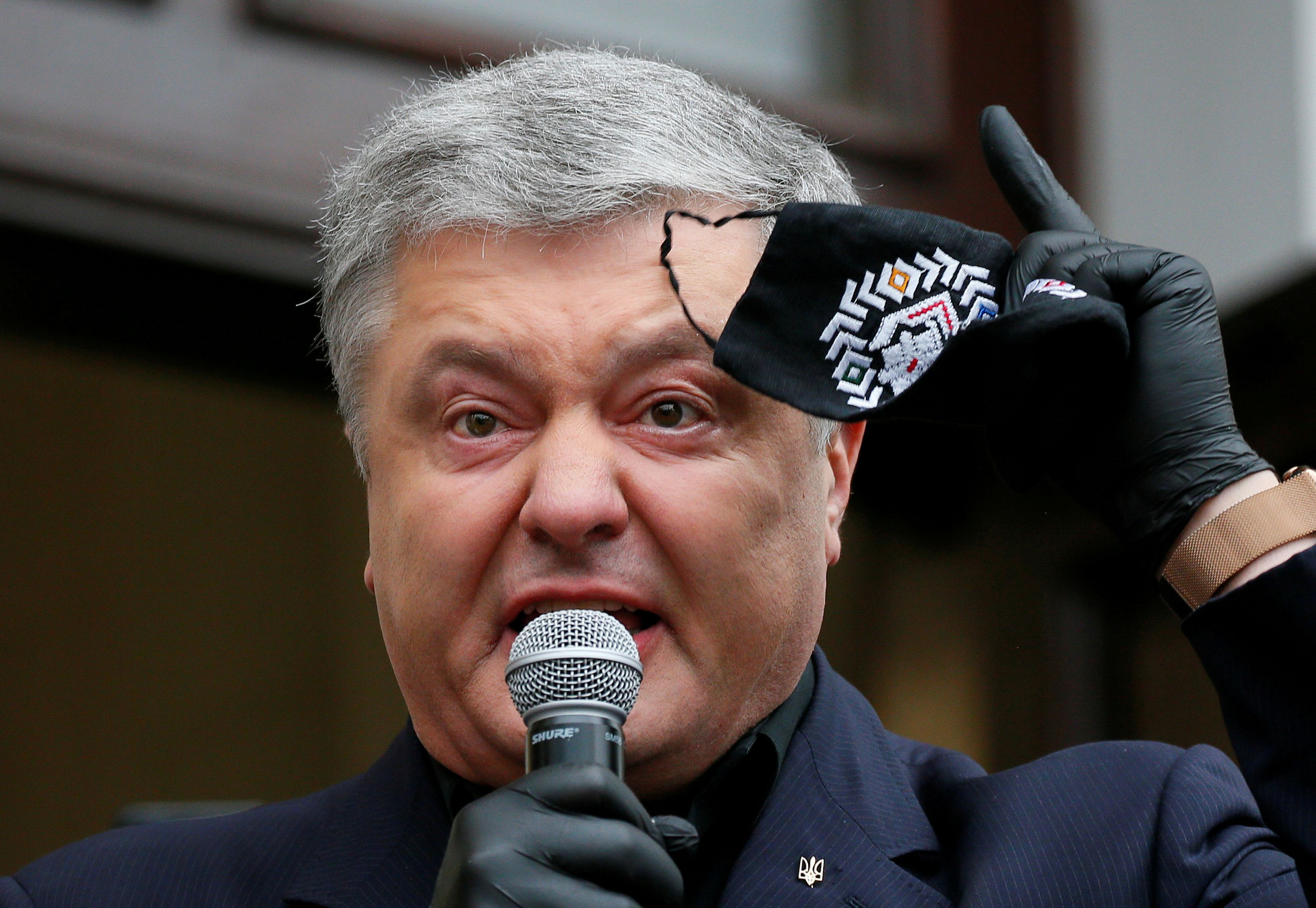 El expresidente ucraniano, Petrós Poroshenko, en junio pasado, habla a sus seguidores antes de entrar a una audiencia judicial por "abuso de poder". Por un "Tribunal de Corrupción" tuvo serios tironeos con el FMI
(REUTERS/Gleb Garanich/File Photo)