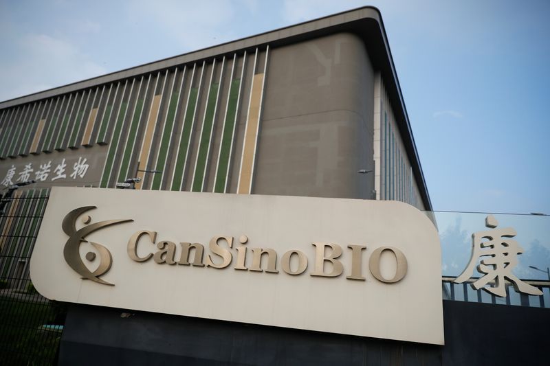 Imagen de archivo. Un logotipo de la empresa china especialista en vacunas CanSino Biologics Inc en la sede de la compañía en Tianjin, luego de un brote de la enfermedad por coronavirus (COVID-19), China. 17 de agosto de 2020. REUTERS / Thomas Peter