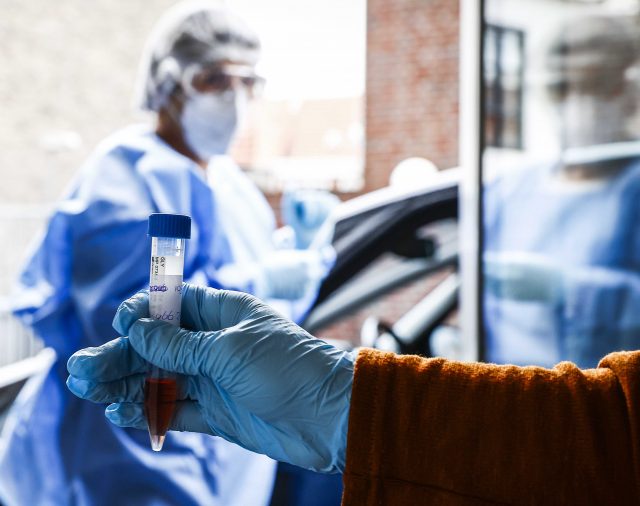 Países Bajos traslada pacientes a Alemania e investiga nueva cepa de covid-19