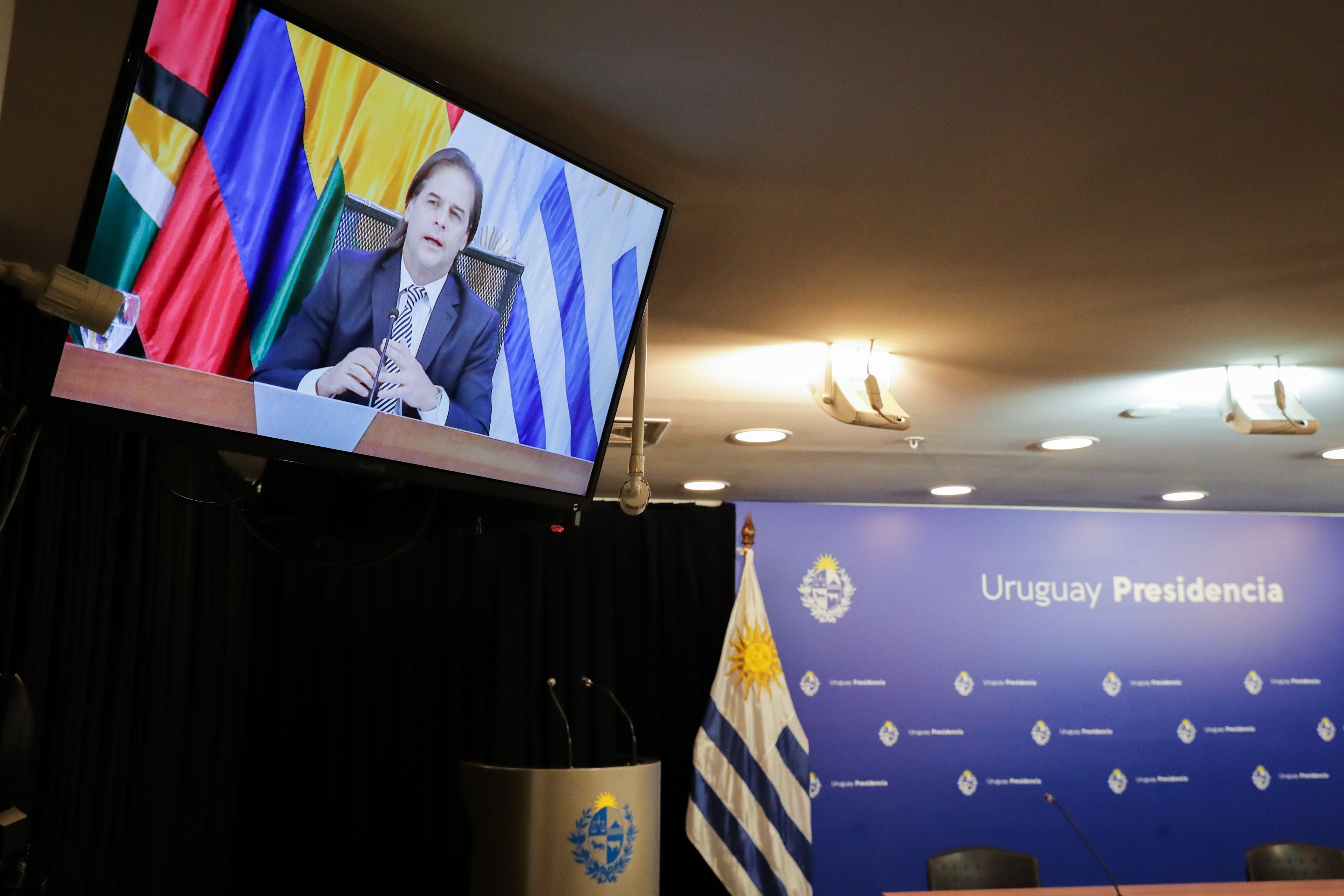 Fotografía de un televisor que muestra al presidente de Uruguay, Luis Lacalle Pou, durante su intervención en la LVII Reunión Ordinaria del Consejo del Mercado Común (CMC) hoy, en Montevideo (Uruguay). EFE/Raúl Martínez 