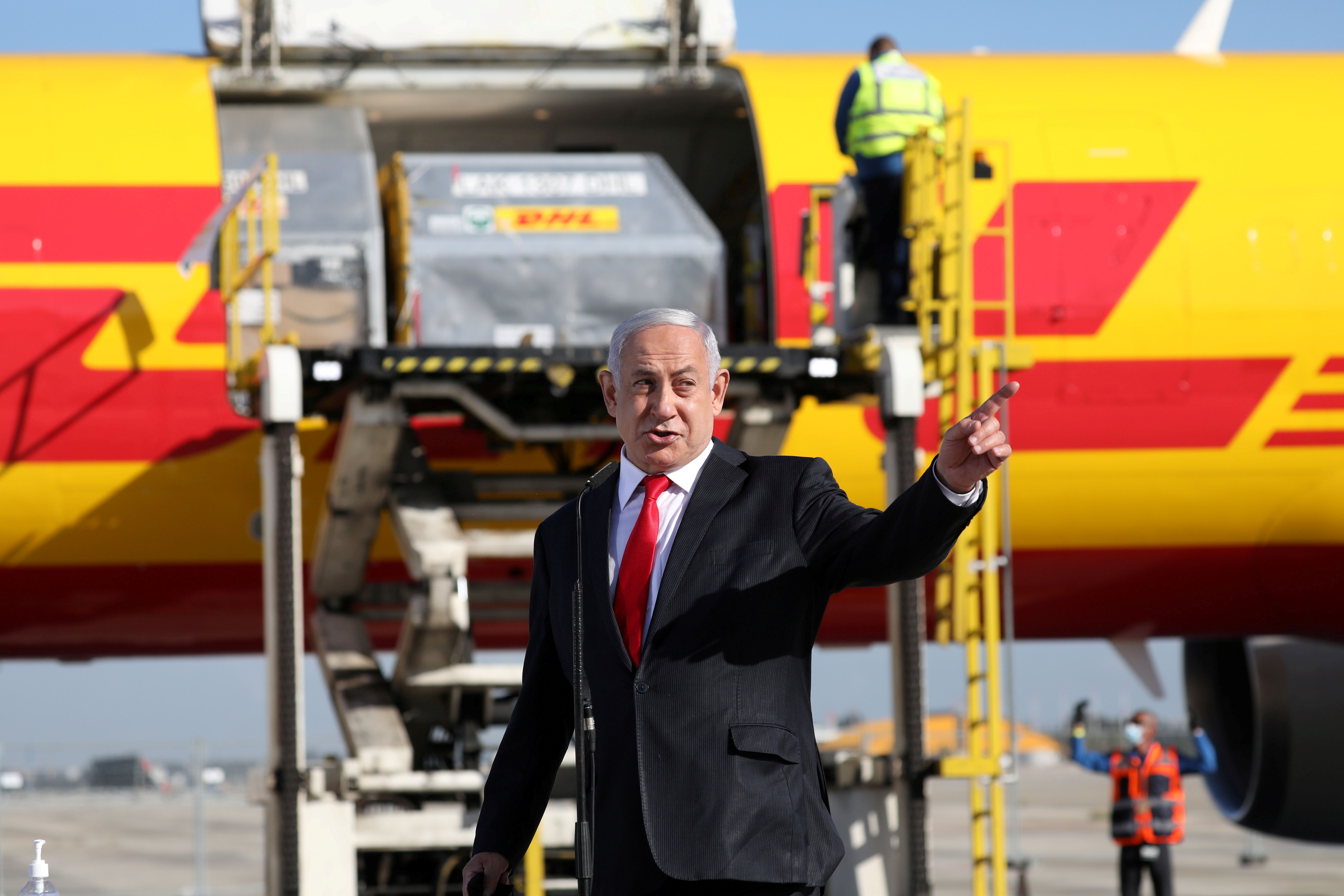 El primer ministro Benjamin Netanyahu recibe al avión de DHL que trajo la primera carga de vacunas Pfizer a Israel