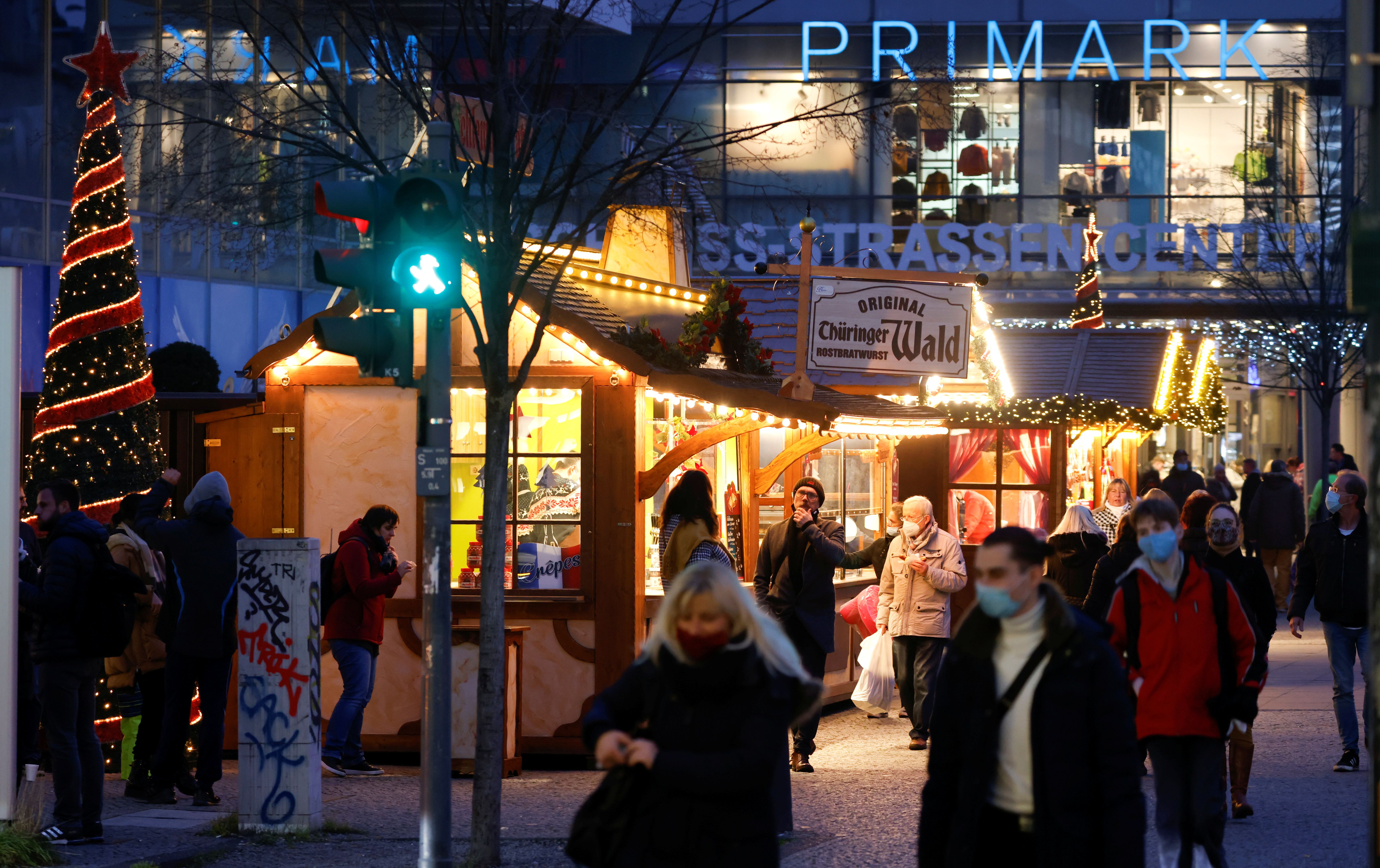 Gente paseando en Berlín con mascarillas durante la época navideña. REUTERS/Fabrizio Bensch