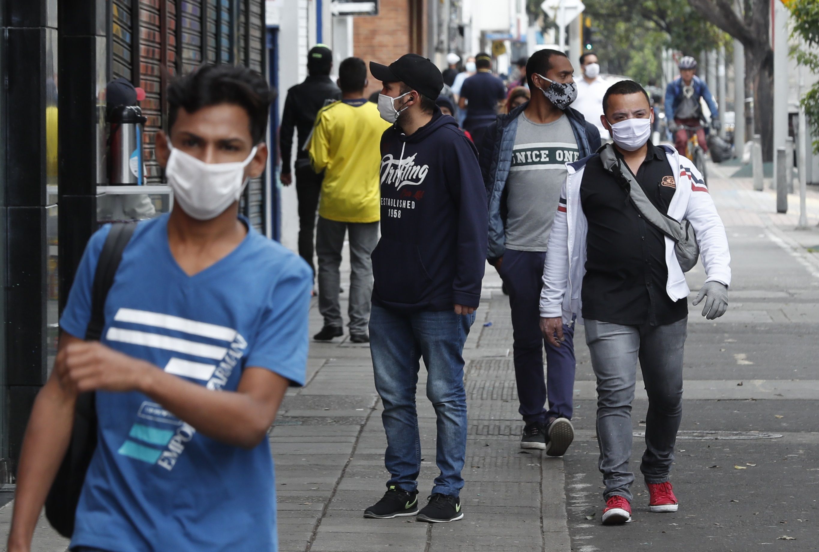 Ciudadanos recorren las calles en Bogotá (Colombia). EFE/Mauricio Dueñas Castañeda/Archivo 